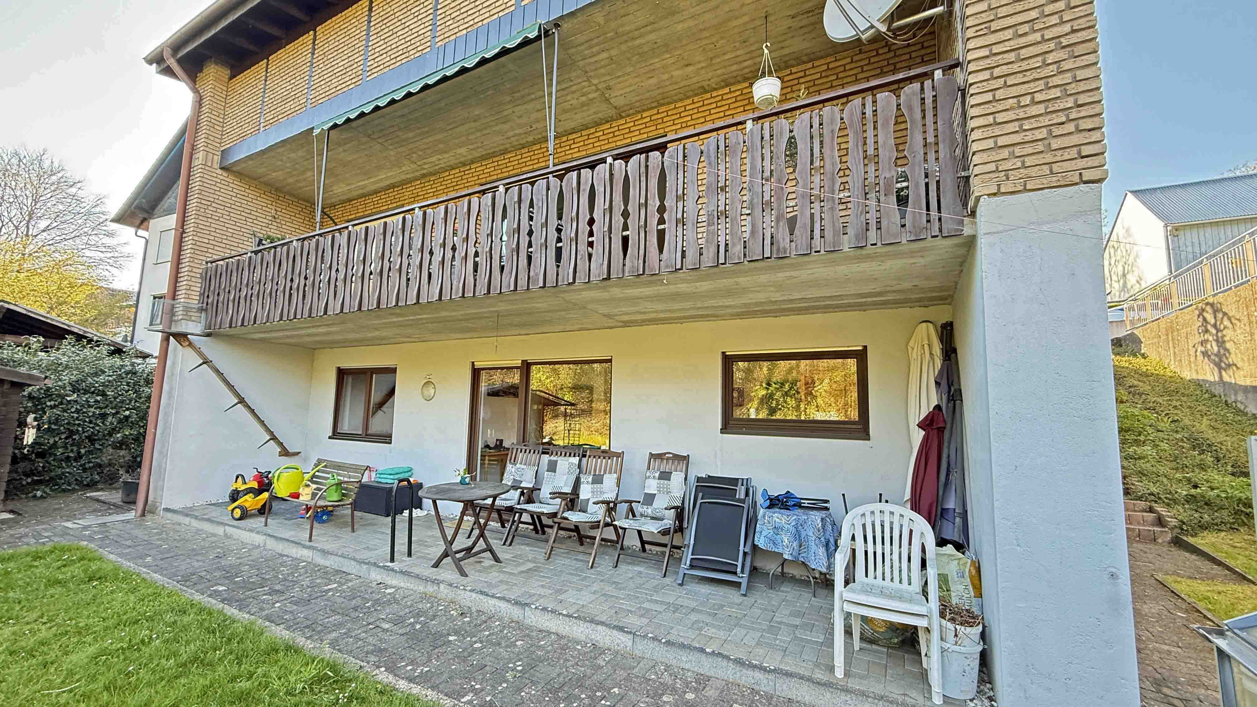 Morsbach-Heide: Einfamiliehaus auf 1.185 m² Gartengrundstück, Hausrückseite mit 2 großen, überdachten Terrassen
