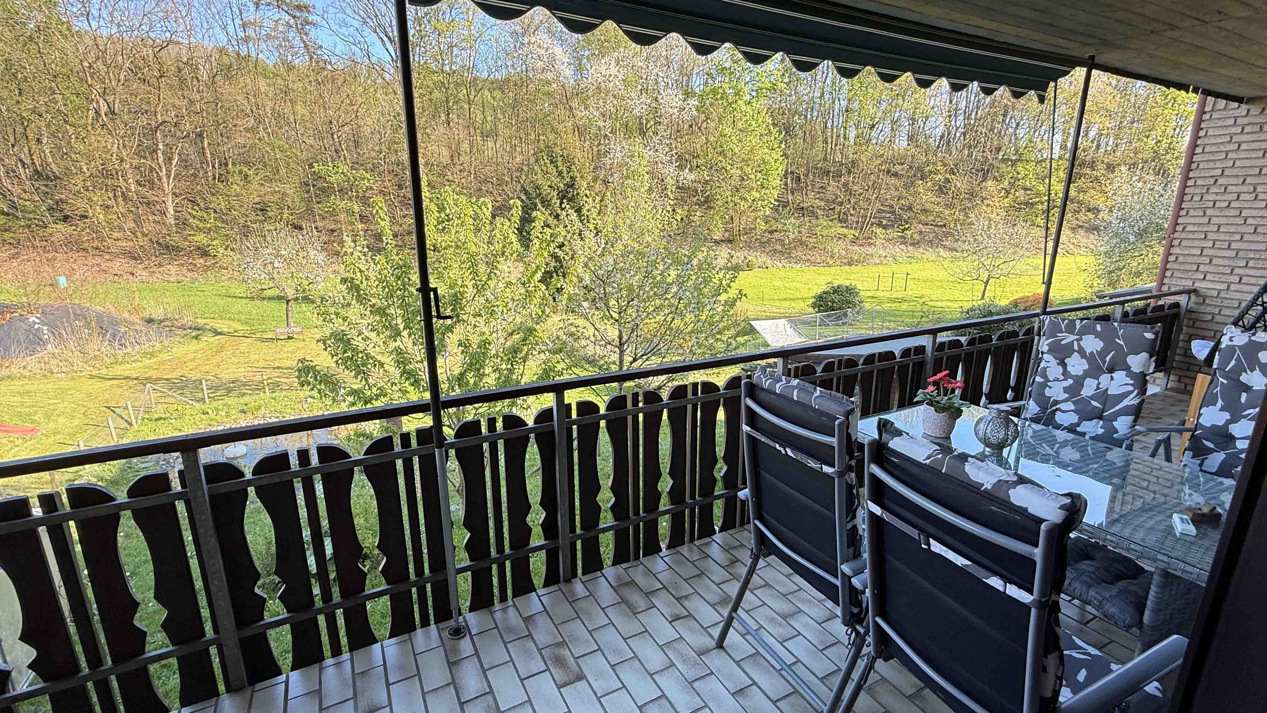 Morsbach-Heide: Einfamiliehaus auf 1.185 m² Gartengrundstück, Blick von der oberen Terrasse in den Garten