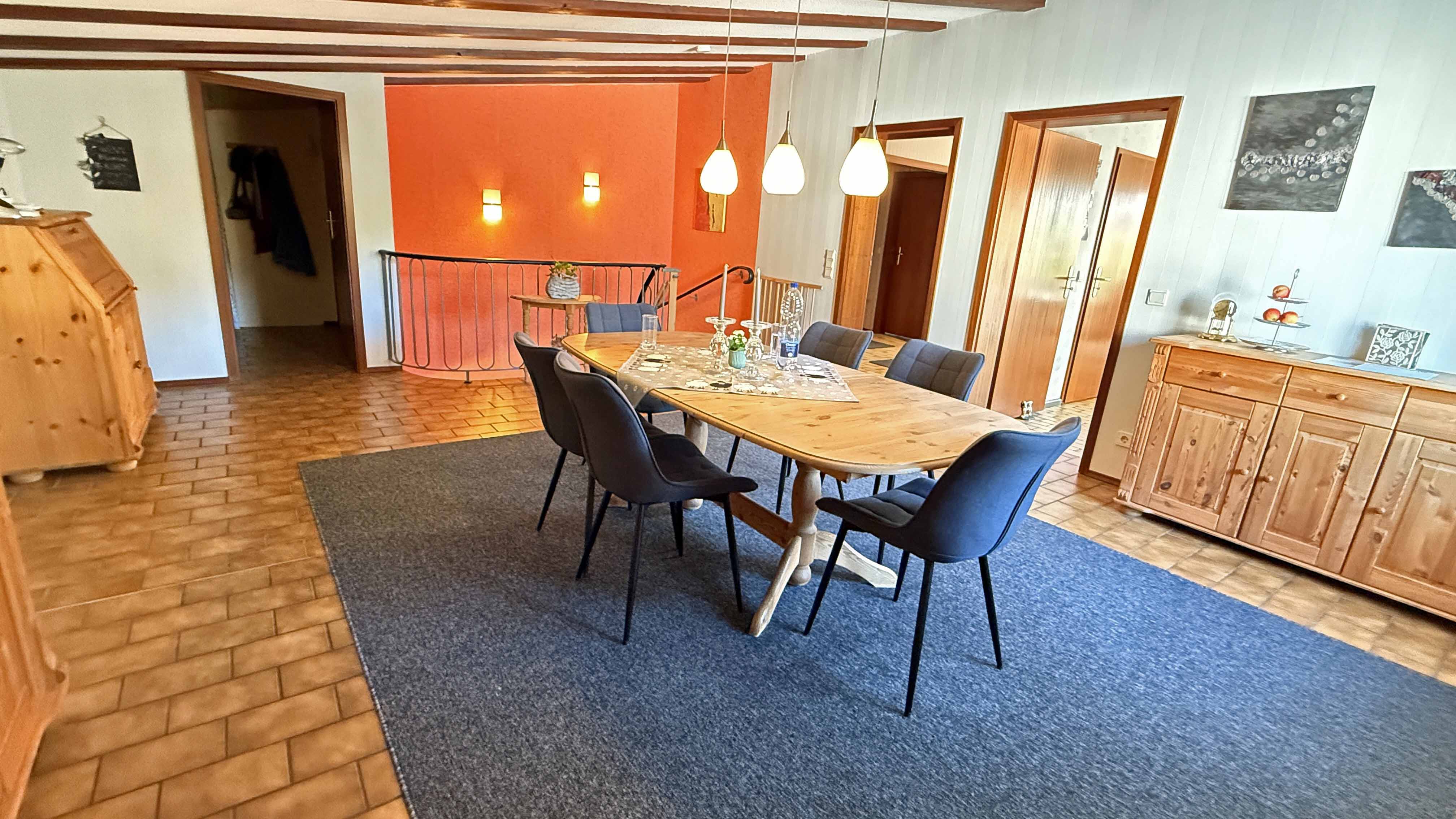 Morsbach-Heide: Einfamiliehaus auf 1.185 m² Gartengrundstück, 28 m² großes Esszimmer mit Treppe zum...