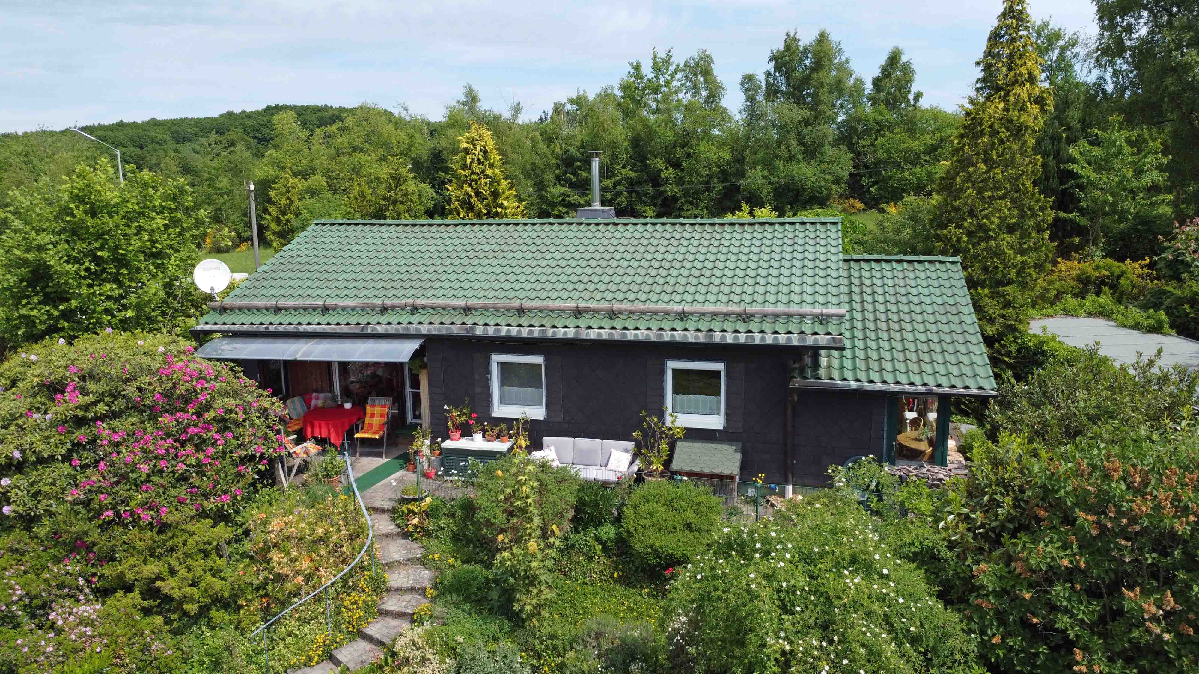 Windeck-Perseifen: Das kleine Paradies in herrlicher Höhen-/Naturlage, Süd-/ Gartenseite mit Terrasse und...