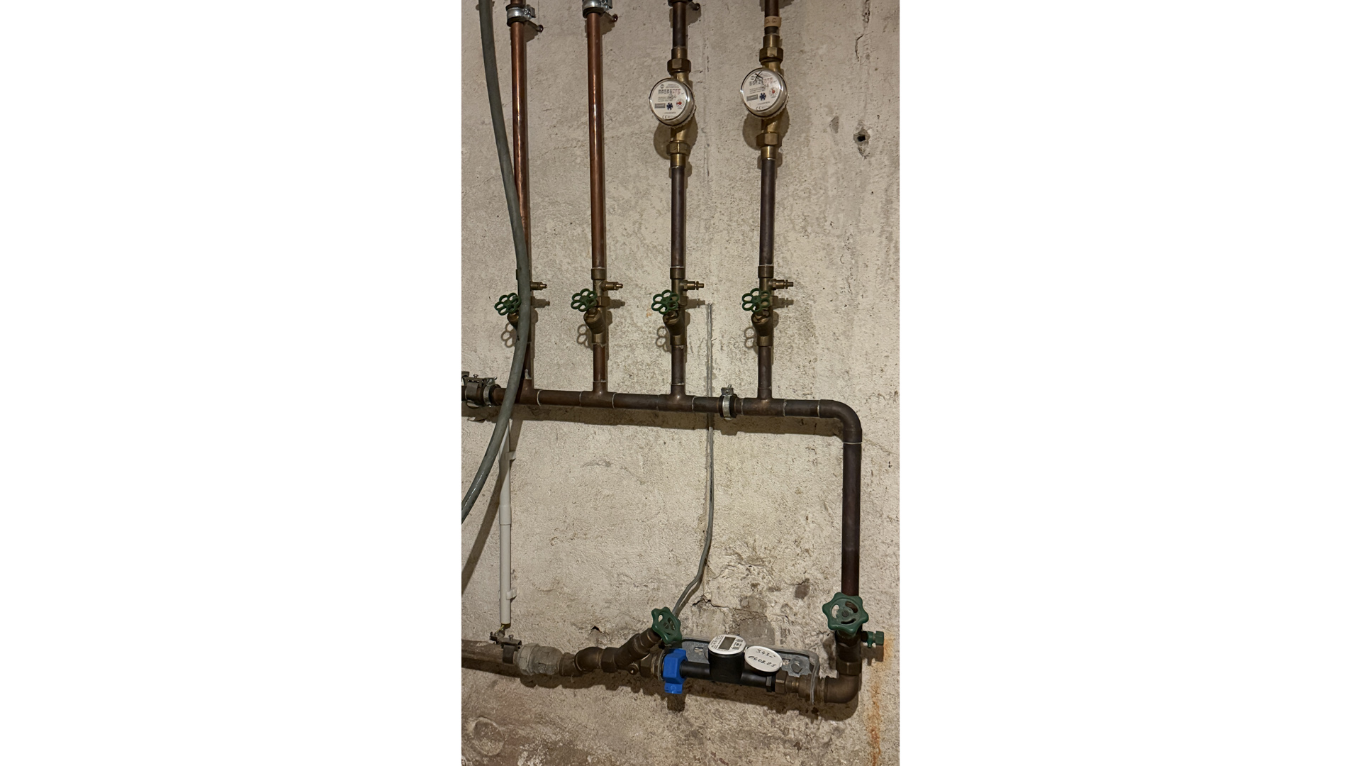 Morsbach: Wohnhaus mit zwei Wohnungen und Ladenlokal, ...getrennte Wasserzähler