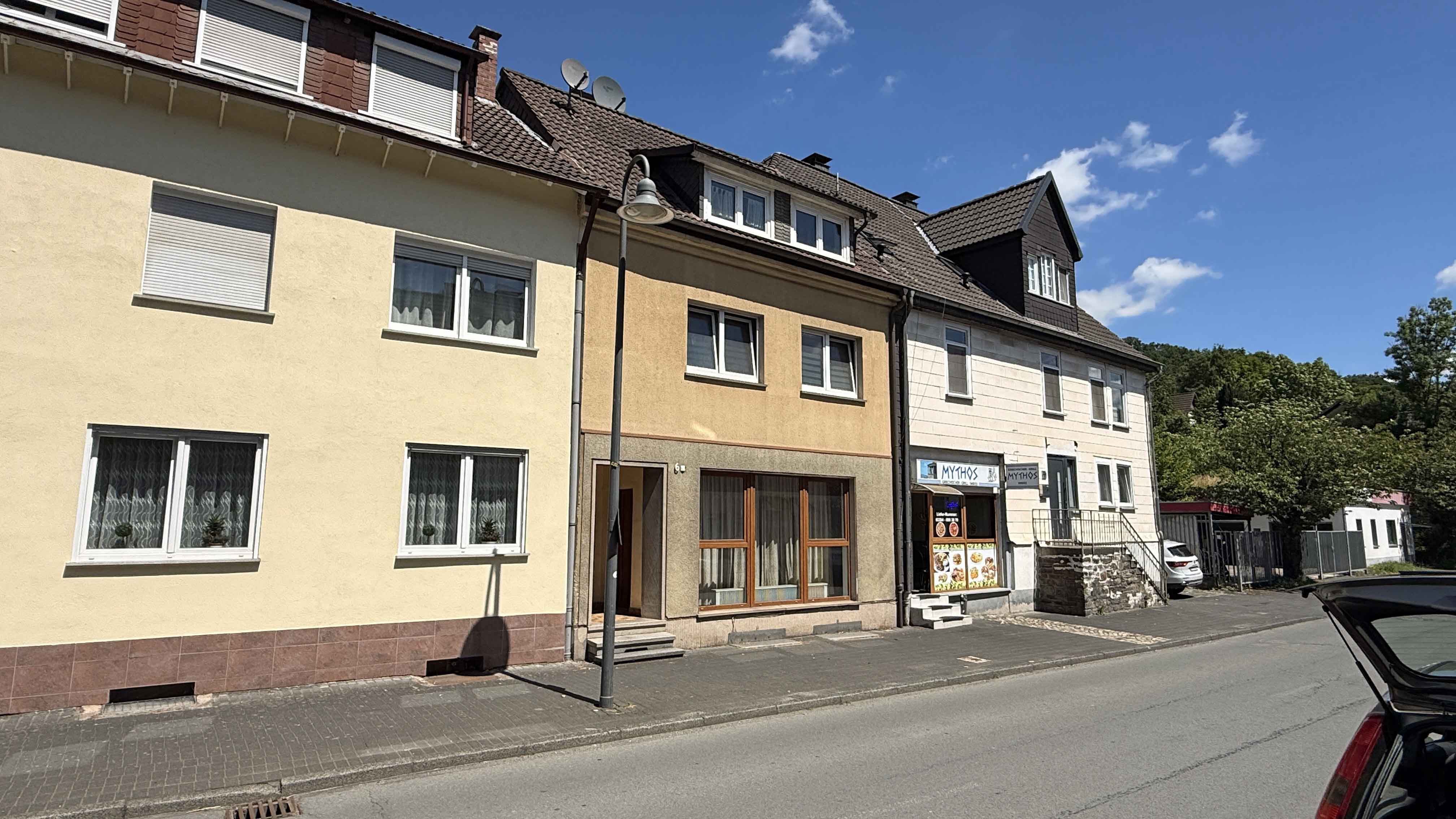 Morsbach: Wohnhaus mit zwei Wohnungen und Ladenlokal, Frontseite. Parken direkt an der Straße möglich 