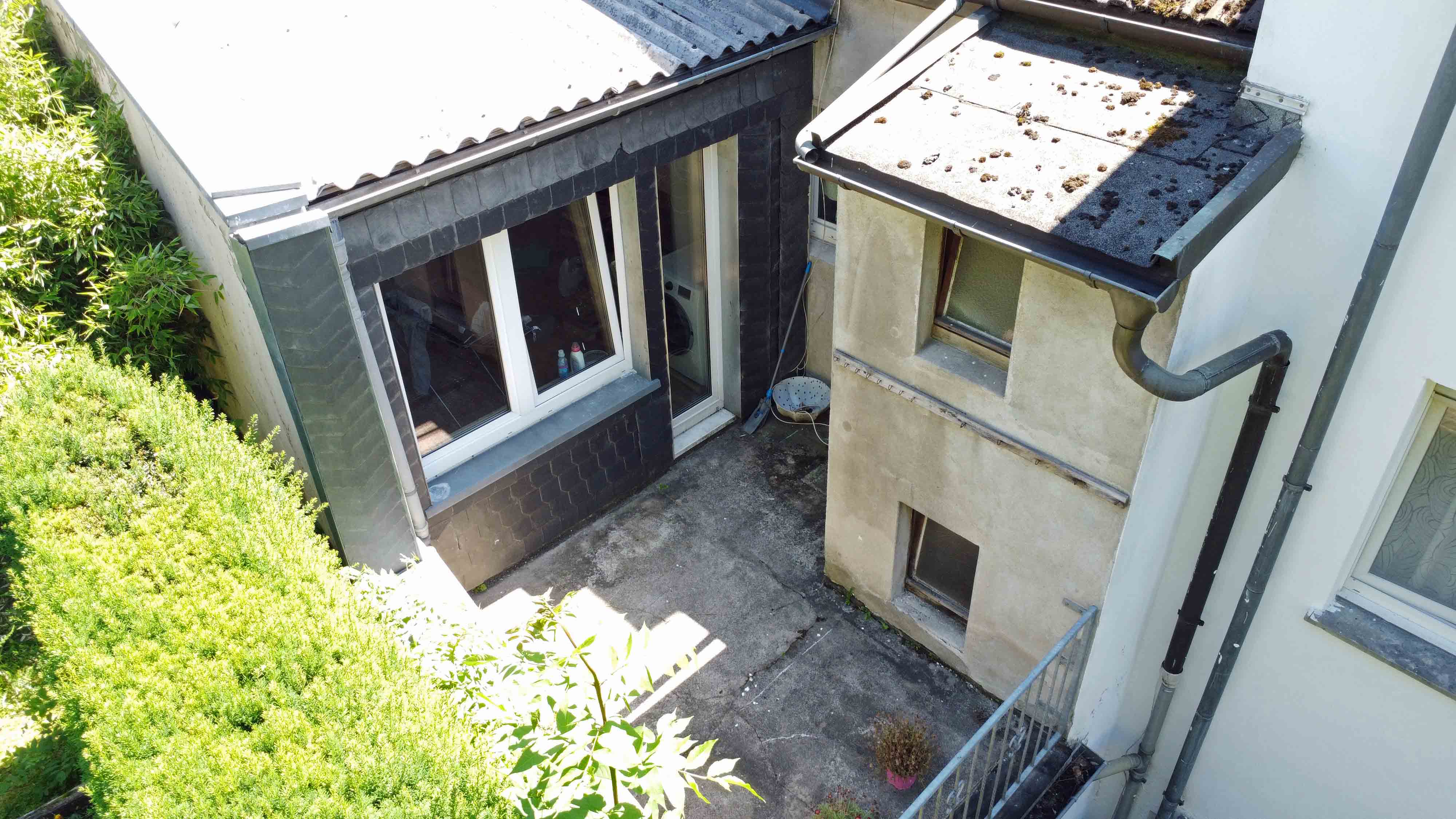 Morsbach: Wohnhaus mit zwei Wohnungen und Ladenlokal, Hausrückseite mit Innenhof / Terrasse