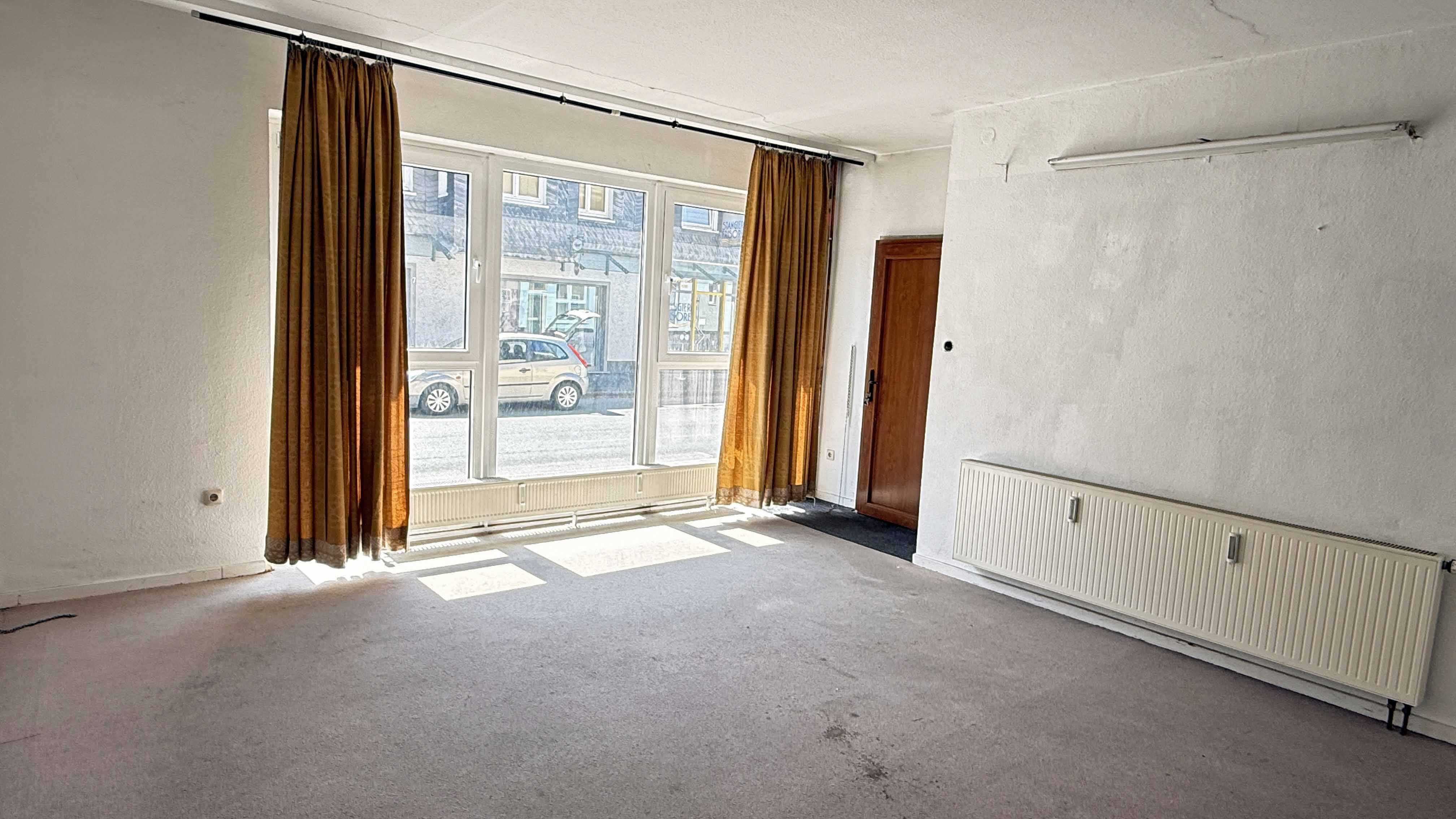 Morsbach: Wohnhaus mit zwei Wohnungen und Ladenlokal, Ladenlokal im EG: Raum 32 m² mit Schaufenster