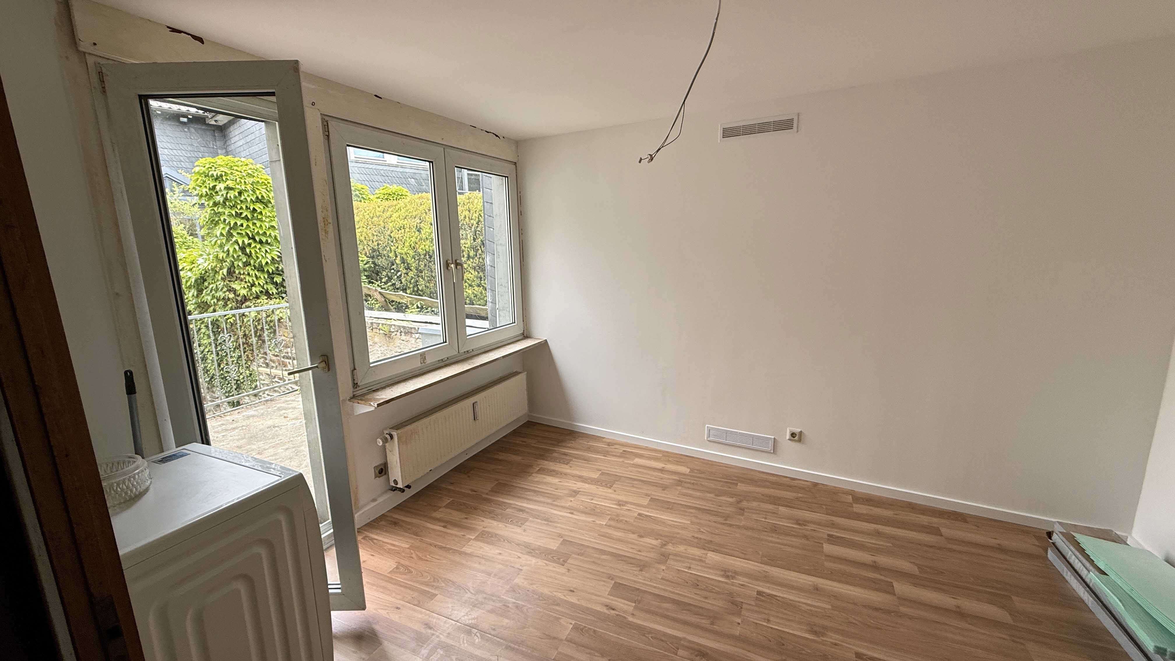 Morsbach: Wohnhaus mit zwei Wohnungen und Ladenlokal, Wohnung im OG 52,5 m² mit Terrasse 