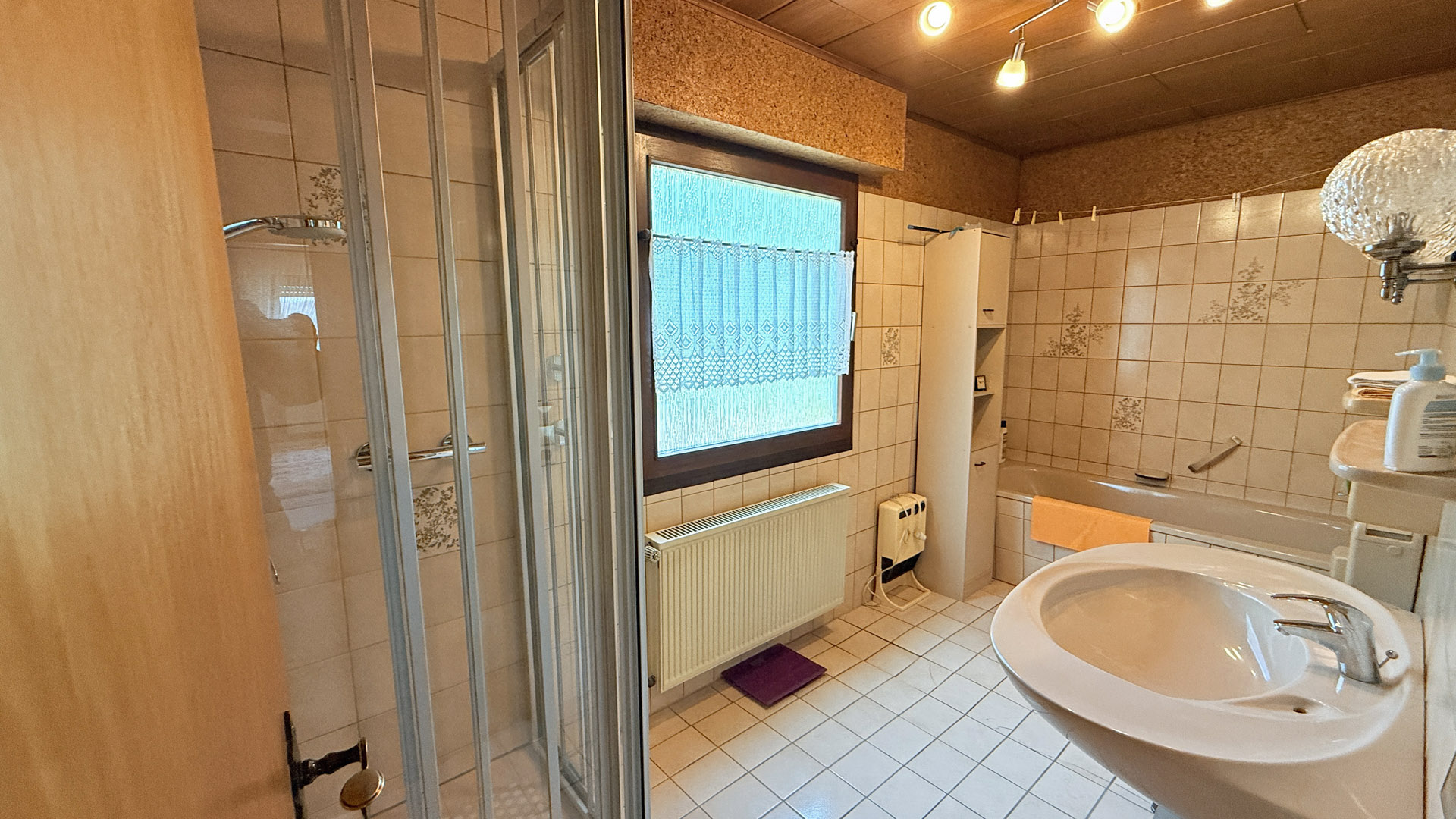 Morsbach-Amberg: Gepflegtes, kleines Wohnhaus mit Fernblick, gepflegtes Bad mit Dusche und Wanne