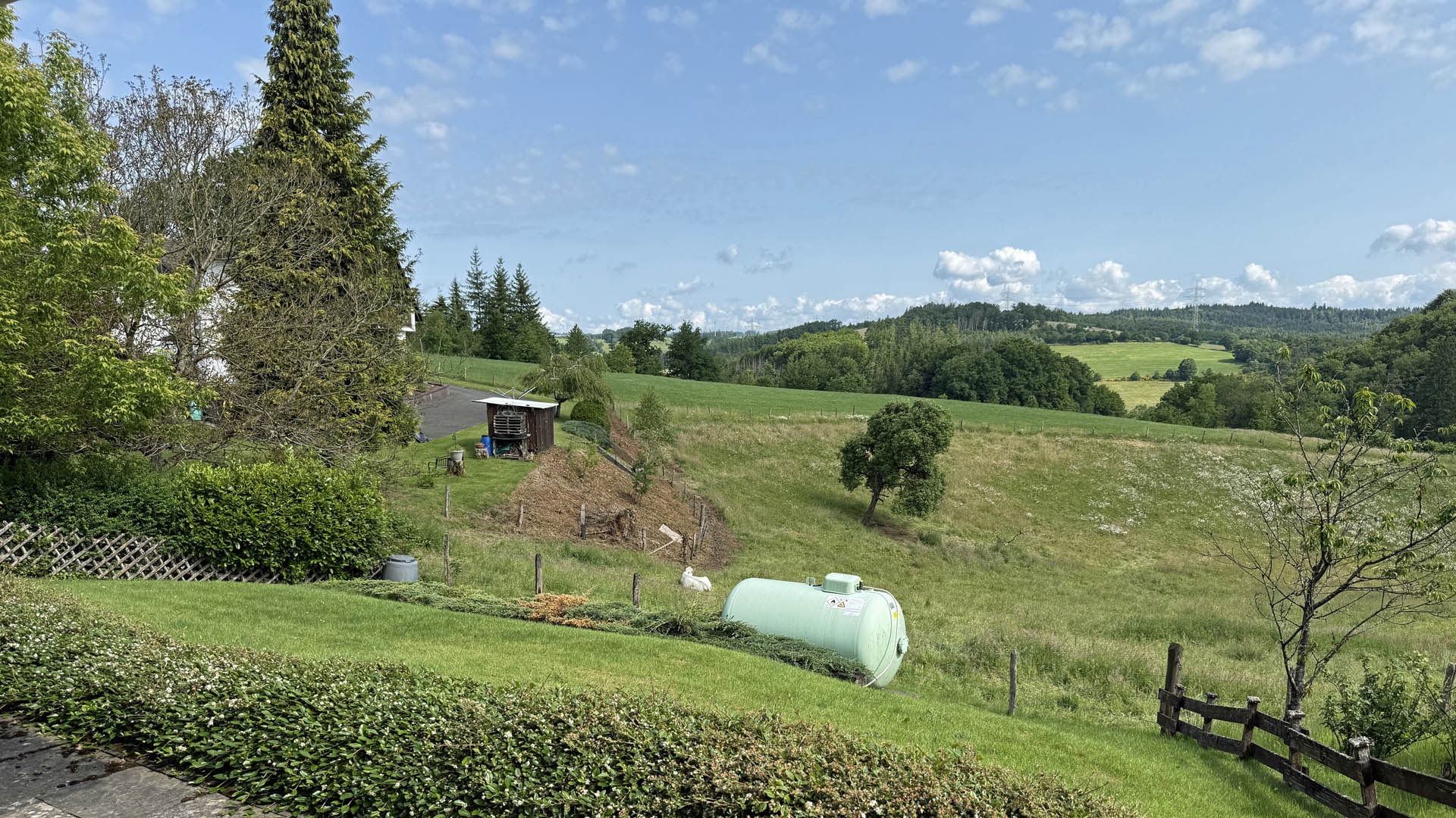 Morsbach-Amberg: Gepflegtes, kleines Wohnhaus mit Fernblick, ...einer überdachten Terrasse darunter