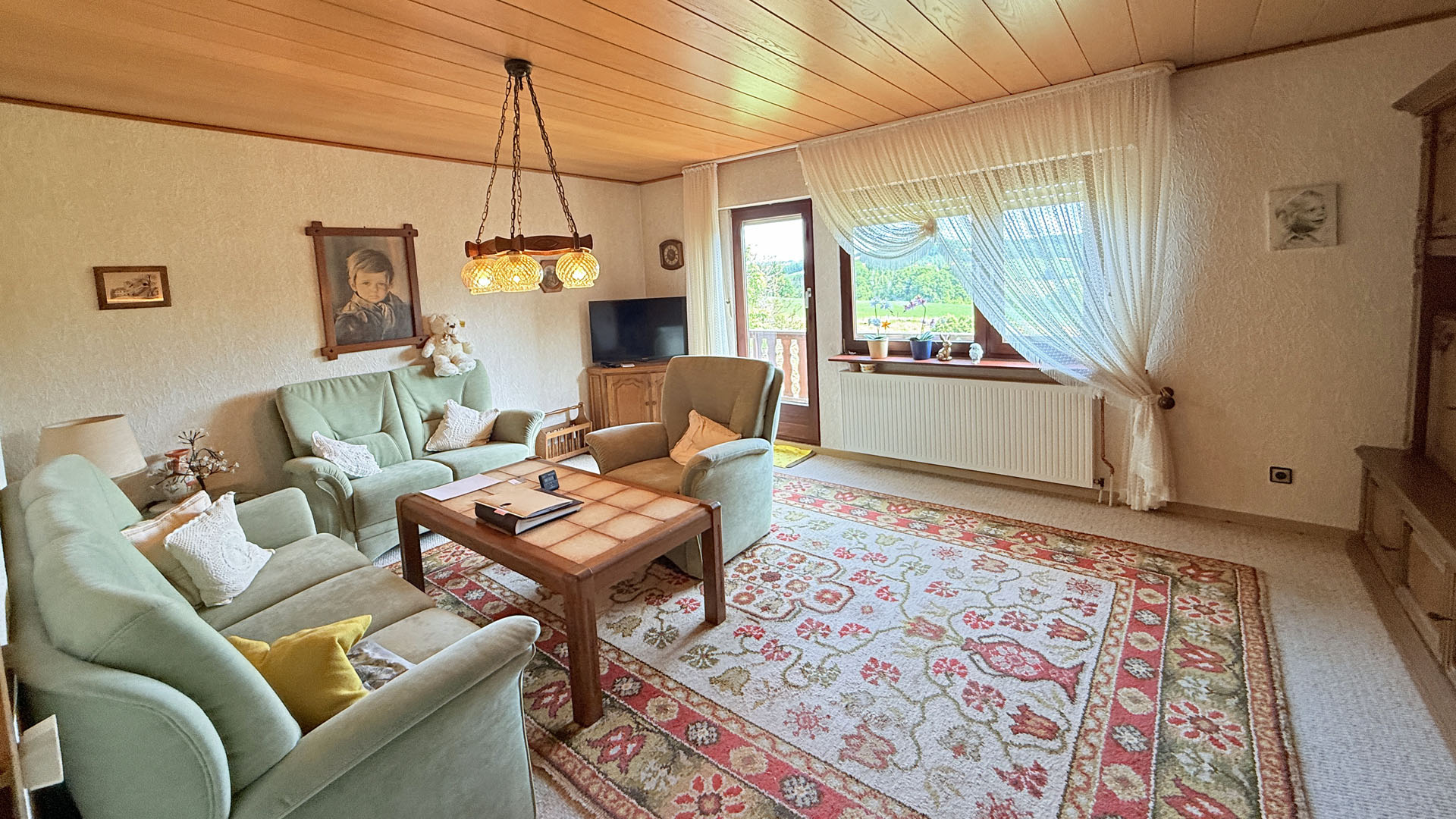 Morsbach-Amberg: Gepflegtes, kleines Wohnhaus mit Fernblick, Wohnzimmer mit Panoramafenster u. Tür zur...