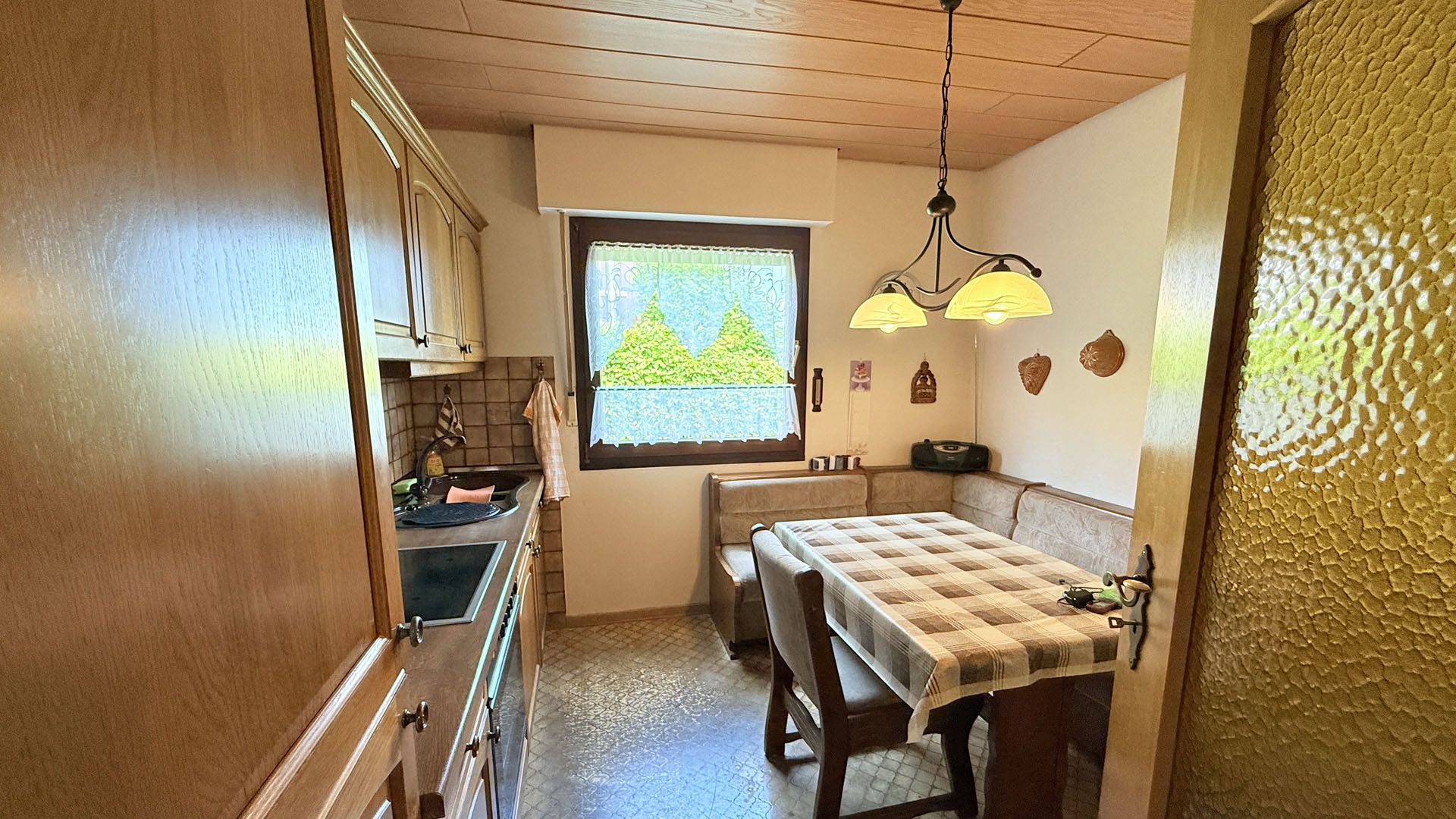 Morsbach-Amberg: Gepflegtes, kleines Wohnhaus mit Fernblick, Wohnküche (9 m²). Alle Möbel sind im KP enthalten.
