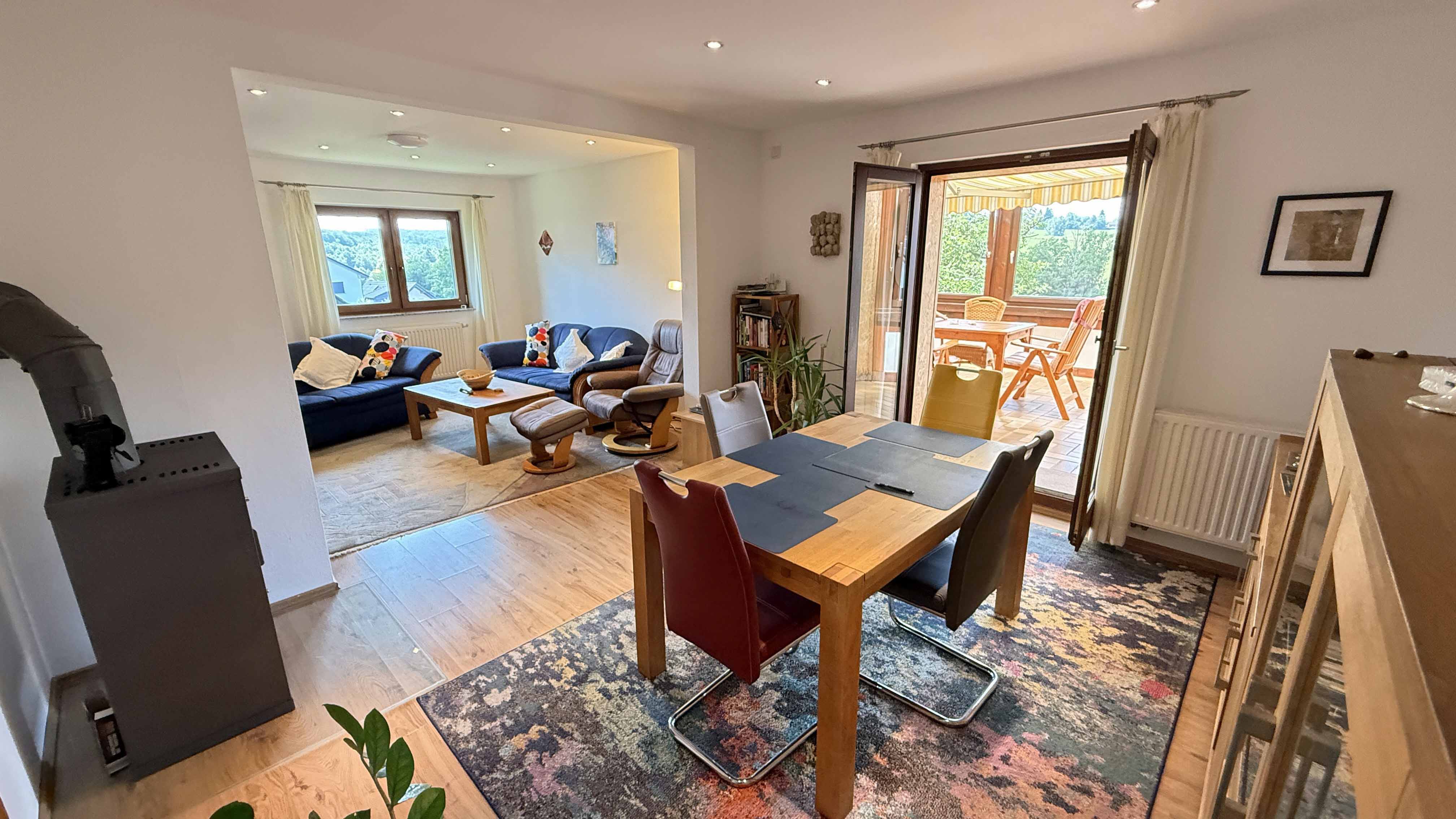 Reichshof-Denklingen: Perfekt für zwei Generationen, ...Kaminofen und angrenzendem...