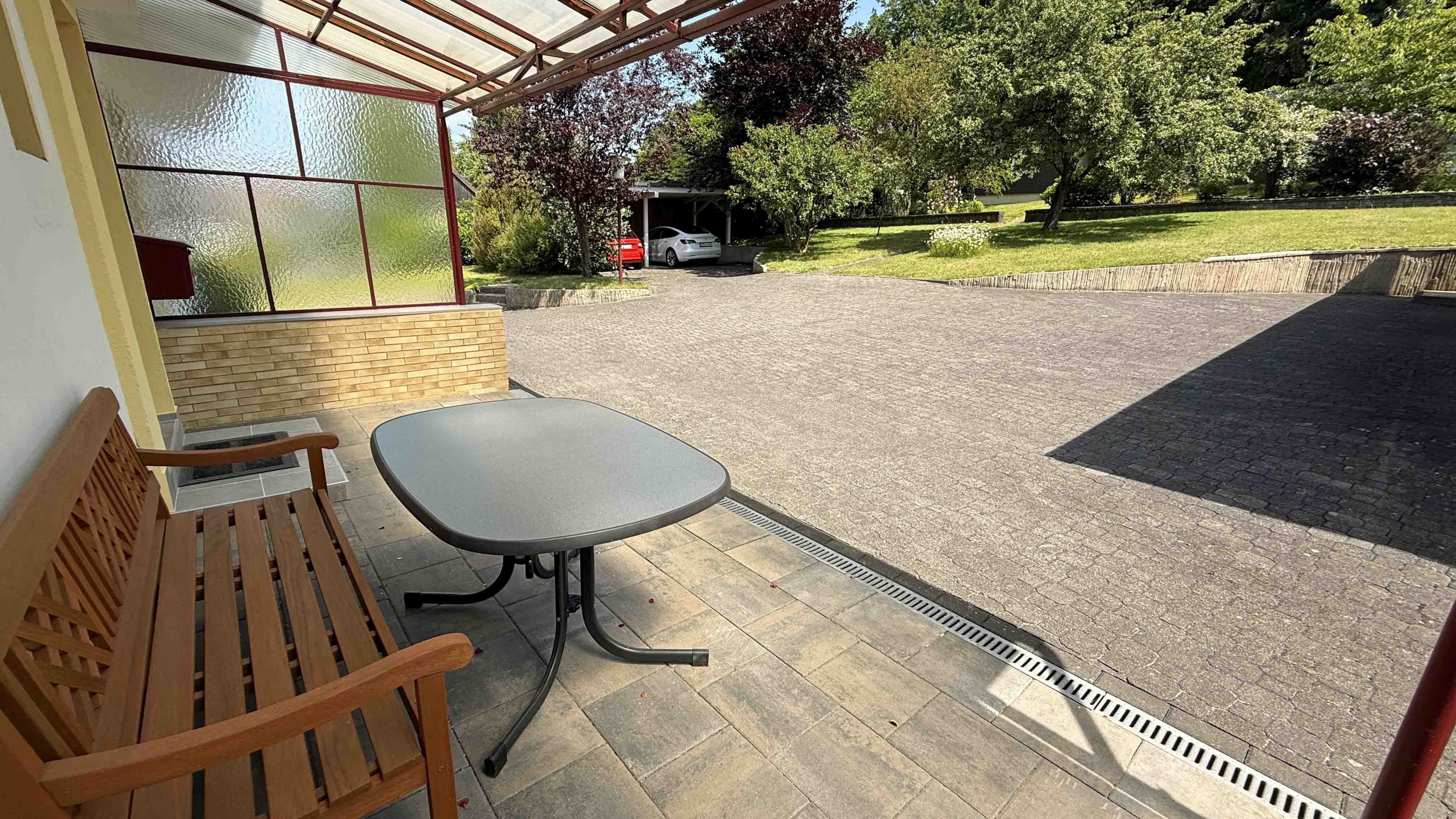 Reichshof-Denklingen: Perfekt für zwei Generationen, Blick in den Garten- / Hofbereich