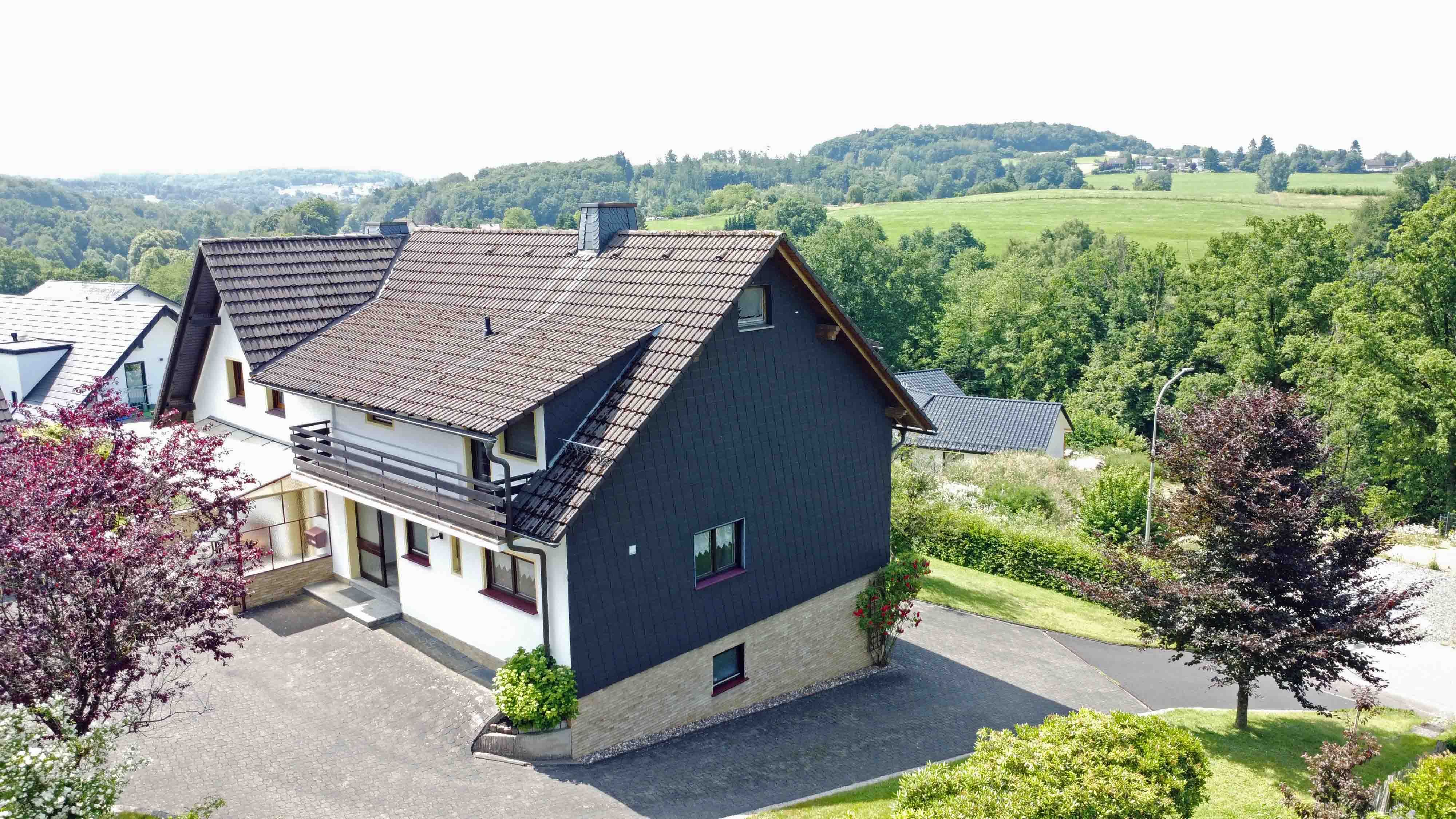371 2-436 - Reichshof-Denklingen: Zweifamilienhaus mit 4 Garagen und Carport
