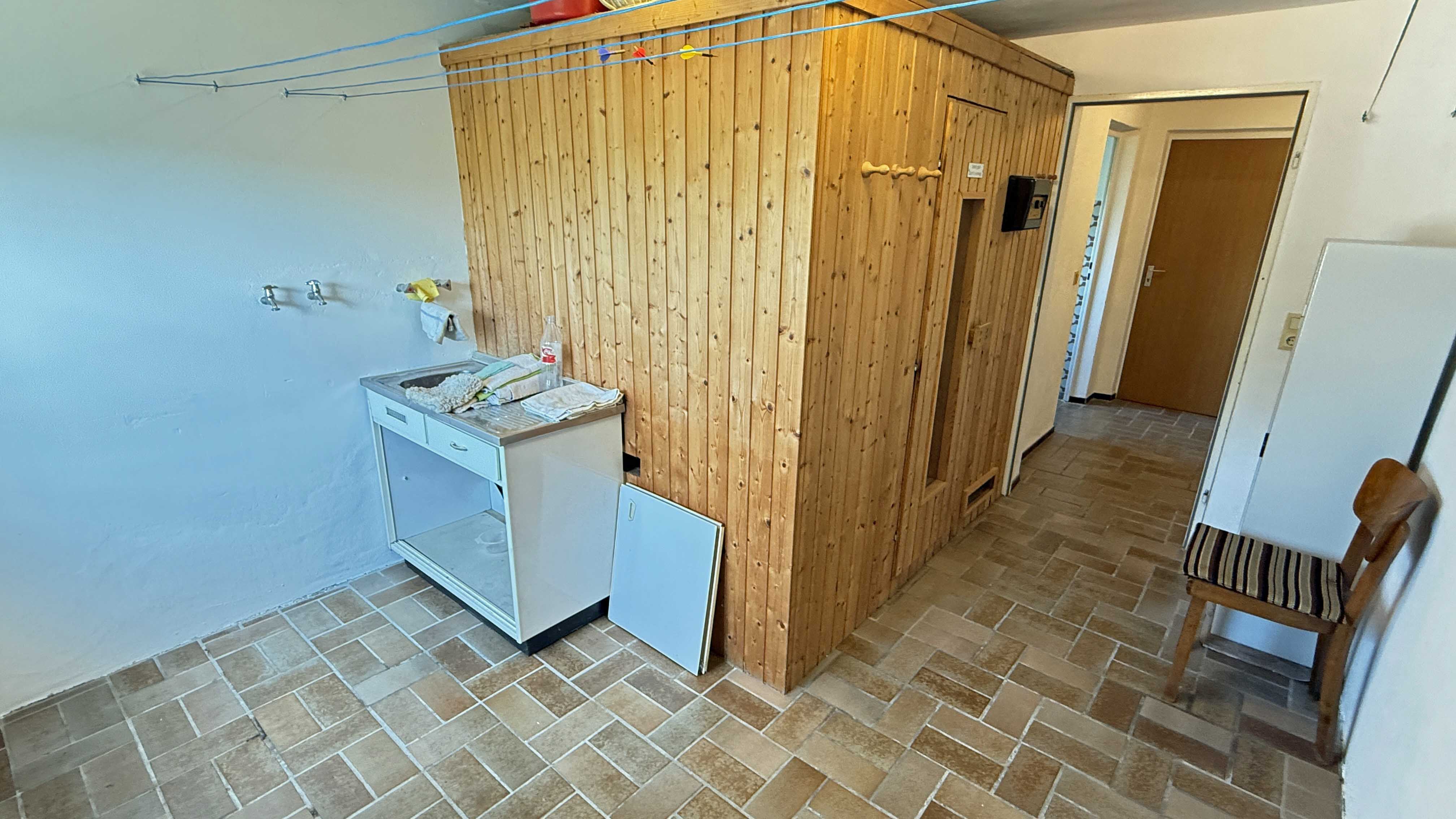Reichshof-Denklingen: Zweifamilienhaus mit 4 Garagen und Carport, Keller Haus I mit Sauna und...