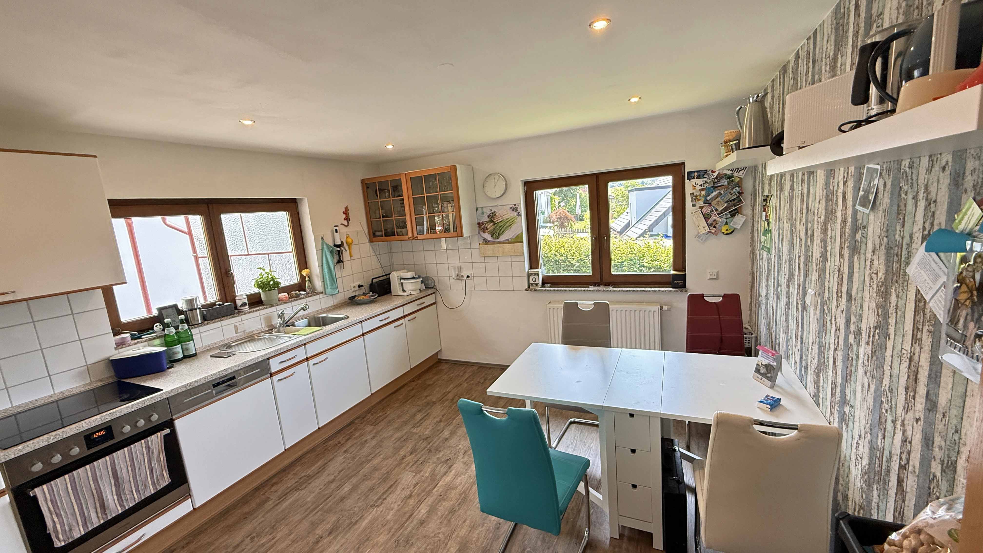 Reichshof-Denklingen: Zweifamilienhaus mit 4 Garagen und Carport, Wohnküche (15,5 m², im KP enthalten) 