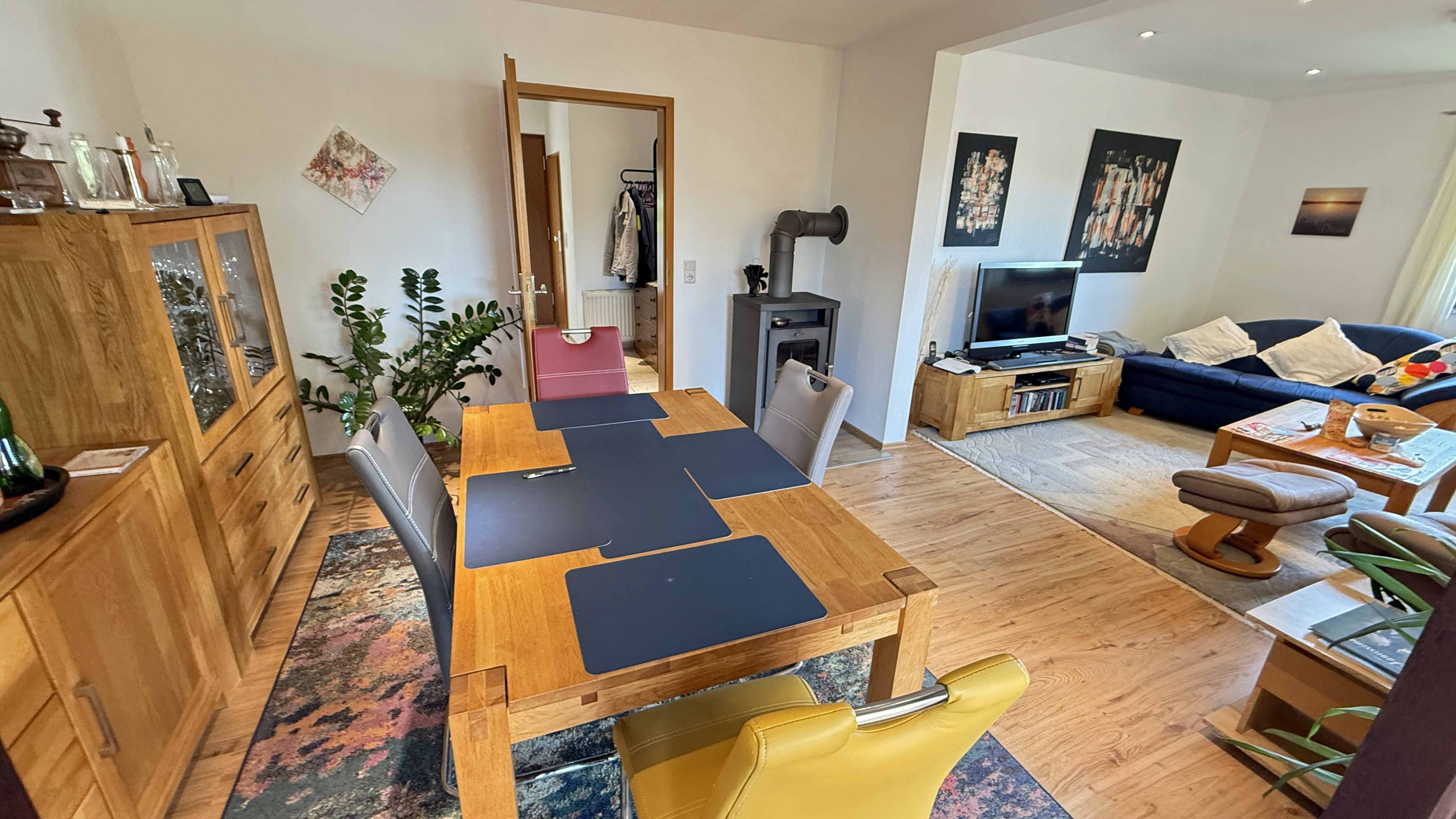 Reichshof-Denklingen: Zweifamilienhaus mit 4 Garagen und Carport, Haus II: gemütliches Wohn-/ Esszim. 28 m² mit...