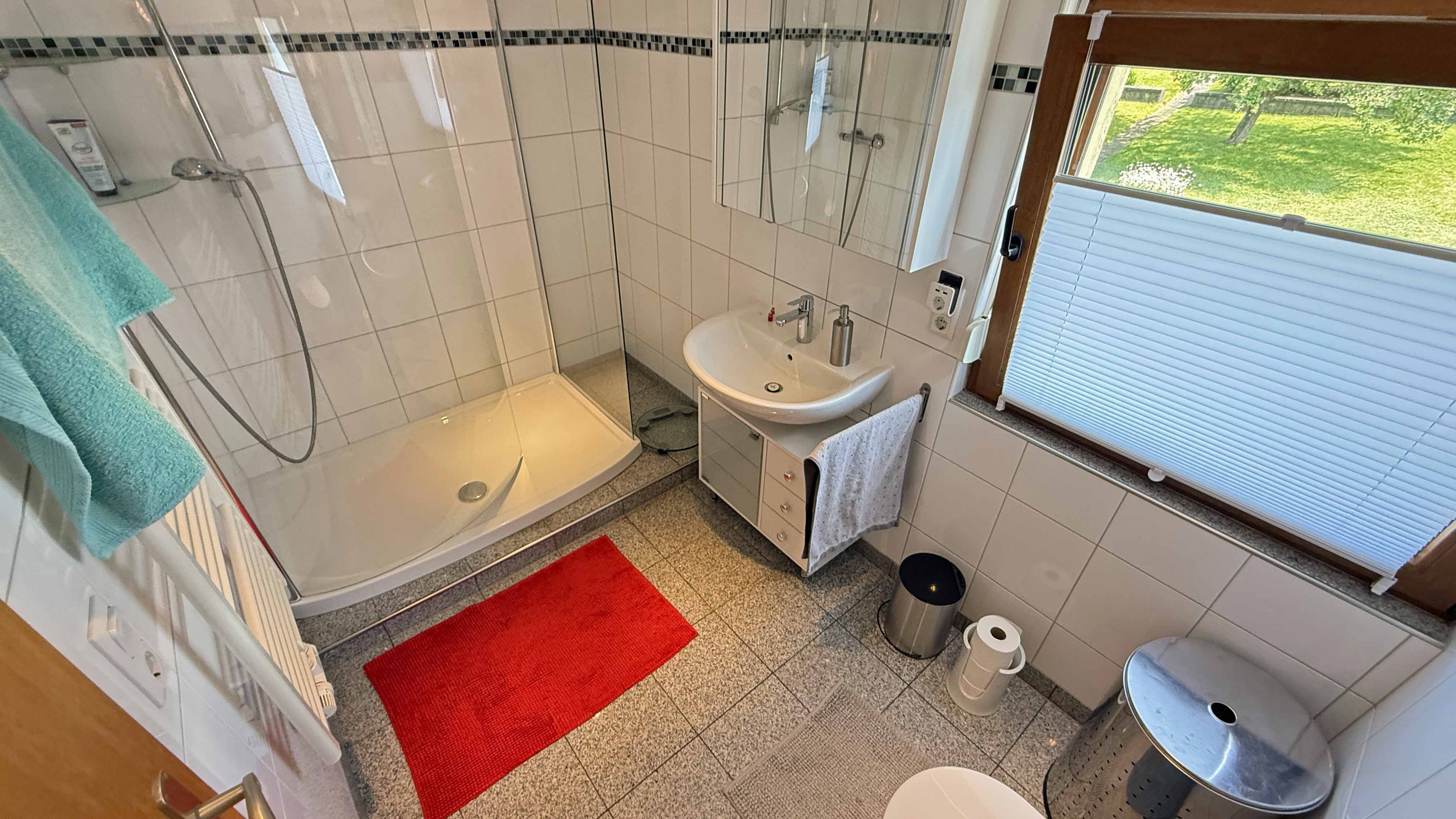 Reichshof-Denklingen: Zweifamilienhaus mit 4 Garagen und Carport, Haus II, OG: modernes Bad mit großer Dusche