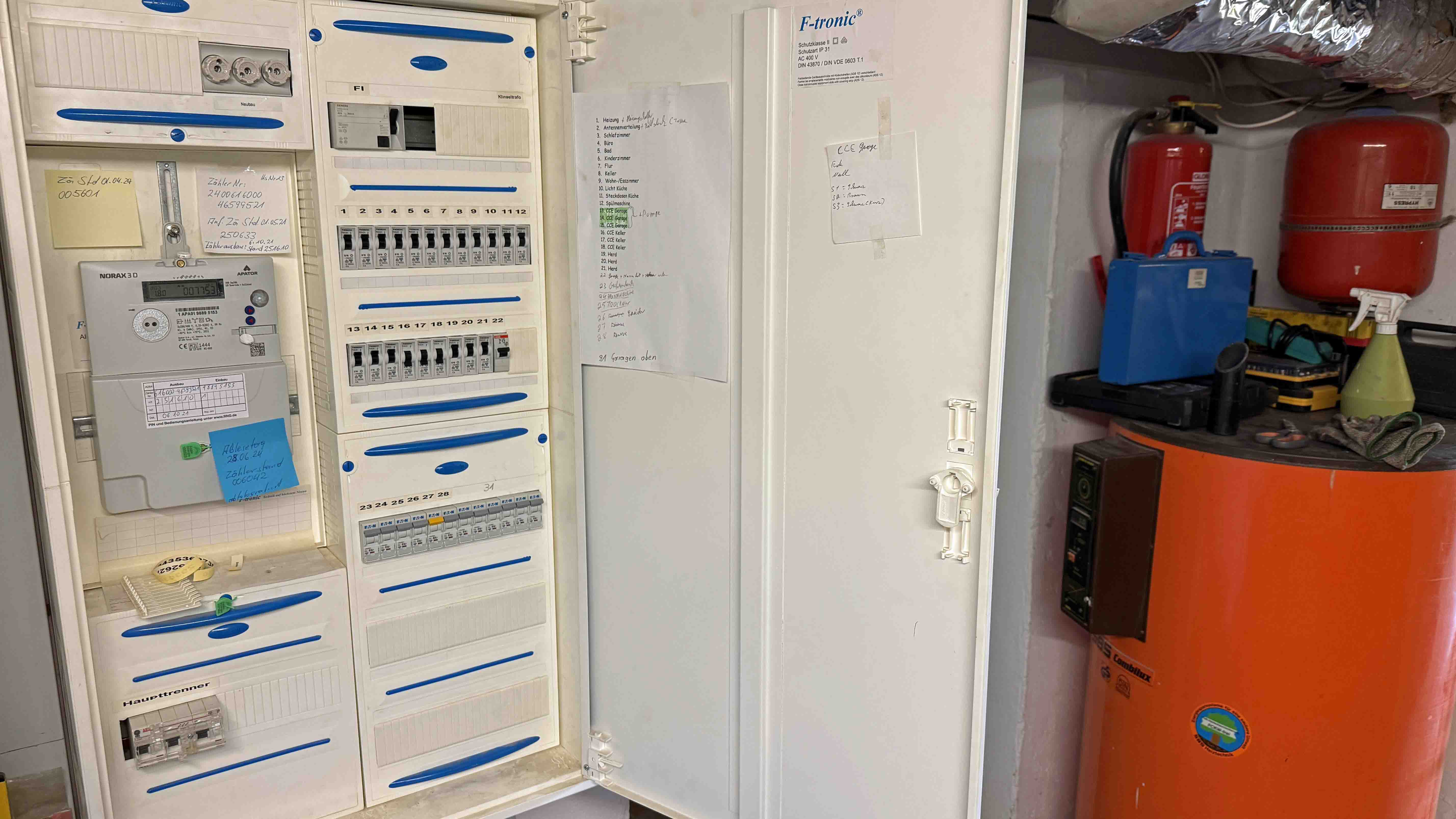 Reichshof-Denklingen: Zweifamilienhaus mit 4 Garagen und Carport, Elektrik modernisiert u. für beide Häuser getrennt