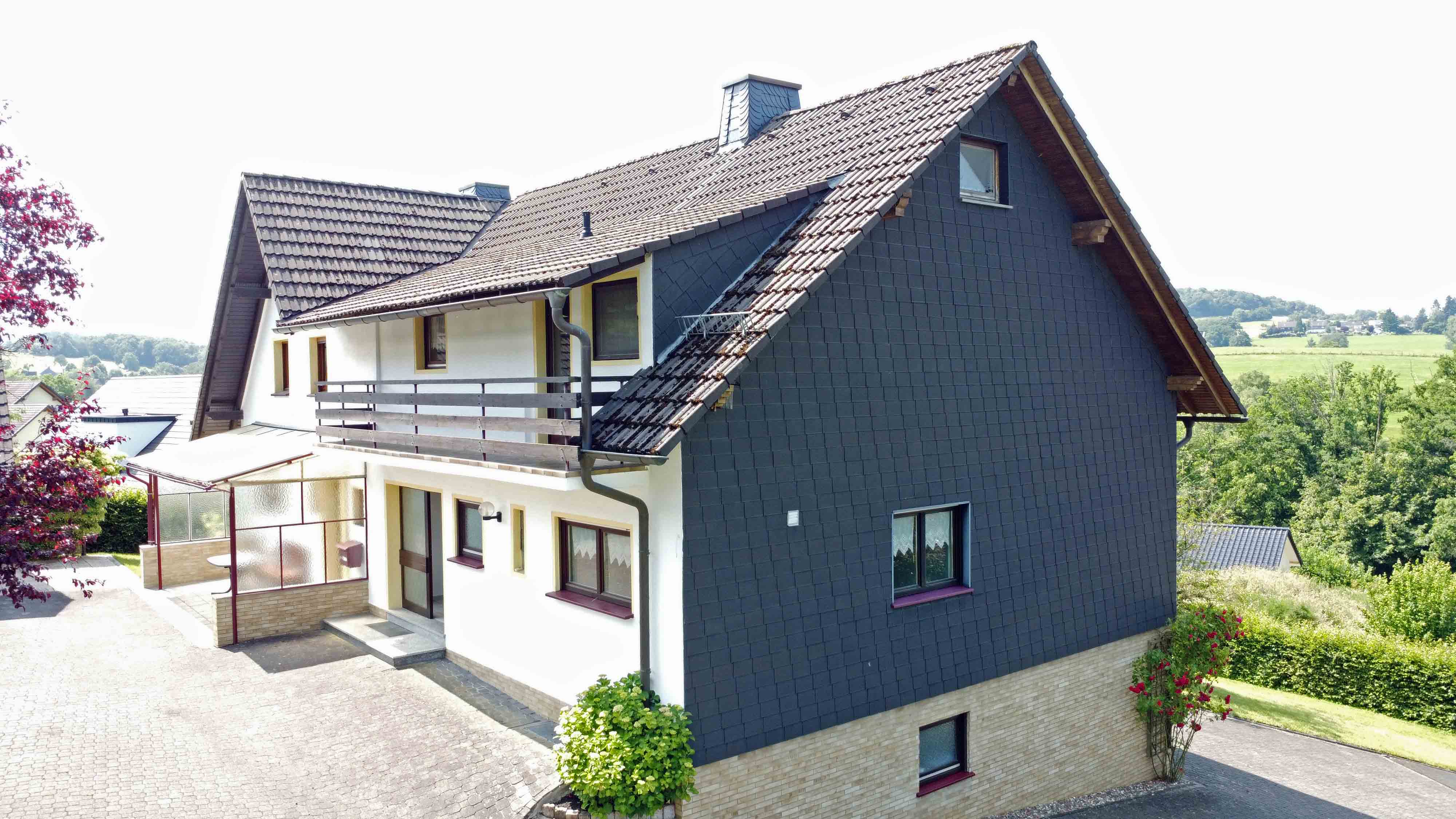 Reichshof-Denklingen: Zweifamilienhaus mit 4 Garagen und Carport, viel Platz in 2 Häusern für 2 Generationen, oder...