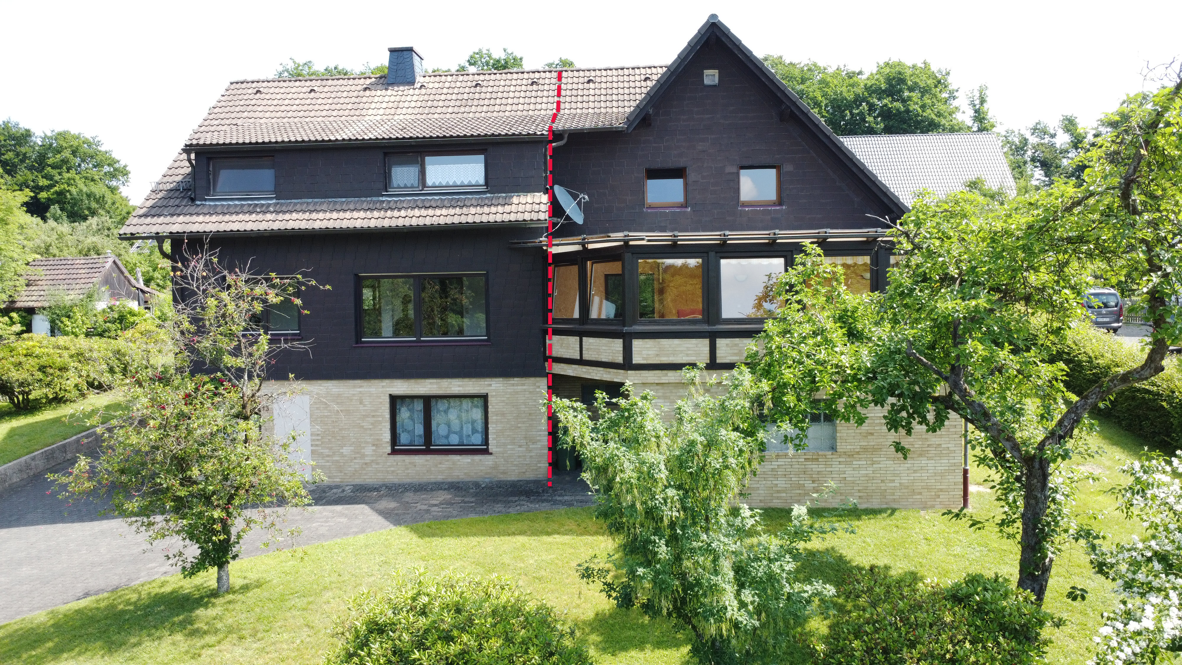 Reichshof-Denklingen: Zweifamilienhaus mit 4 Garagen und Carport, ...auch getrennt als große Eigentumswohnung