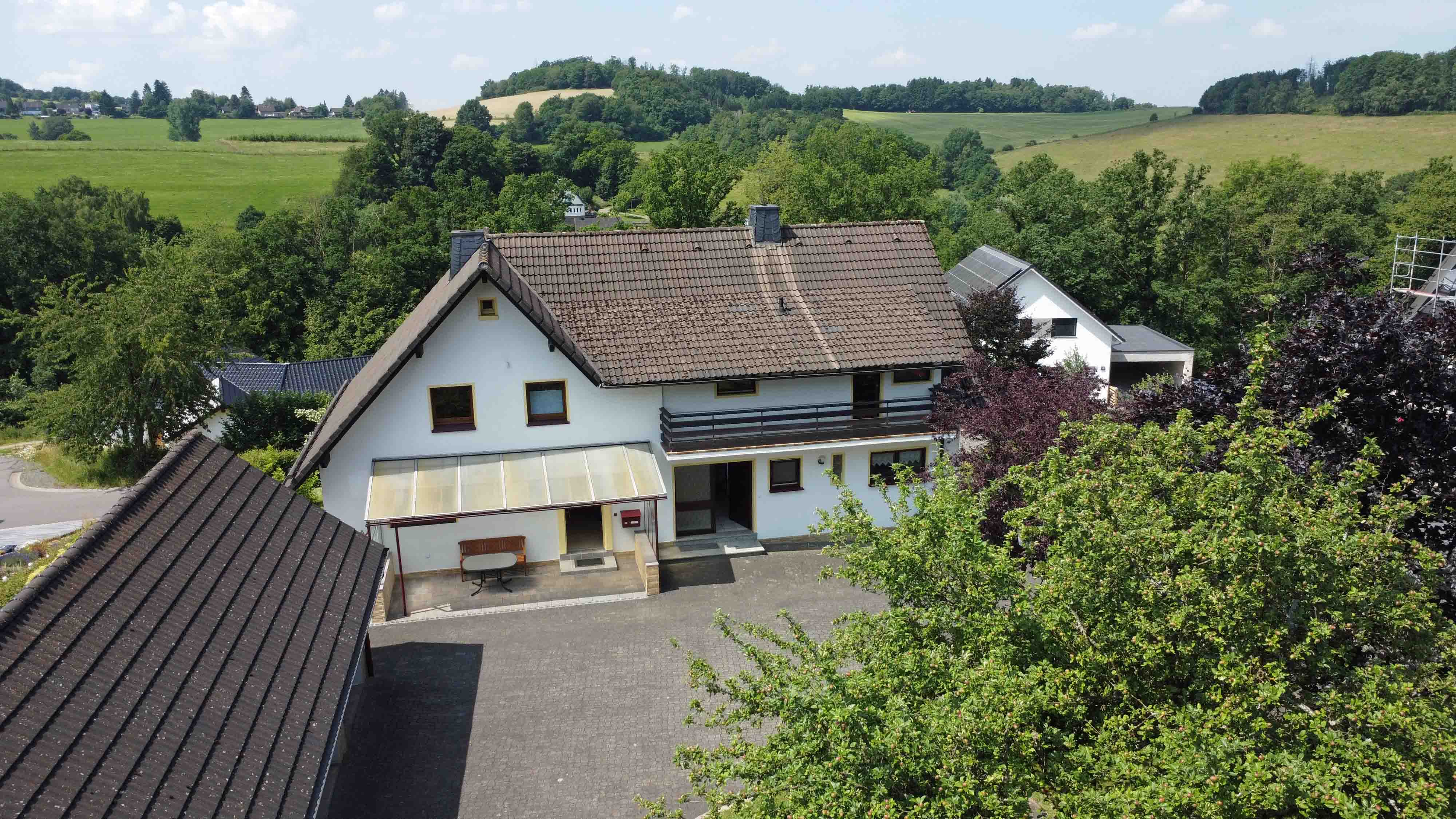 Reichshof-Denklingen: Zweifamilienhaus mit 4 Garagen und Carport, Rückseite: jedes Haus mit eigenem Eingang/Terrasse