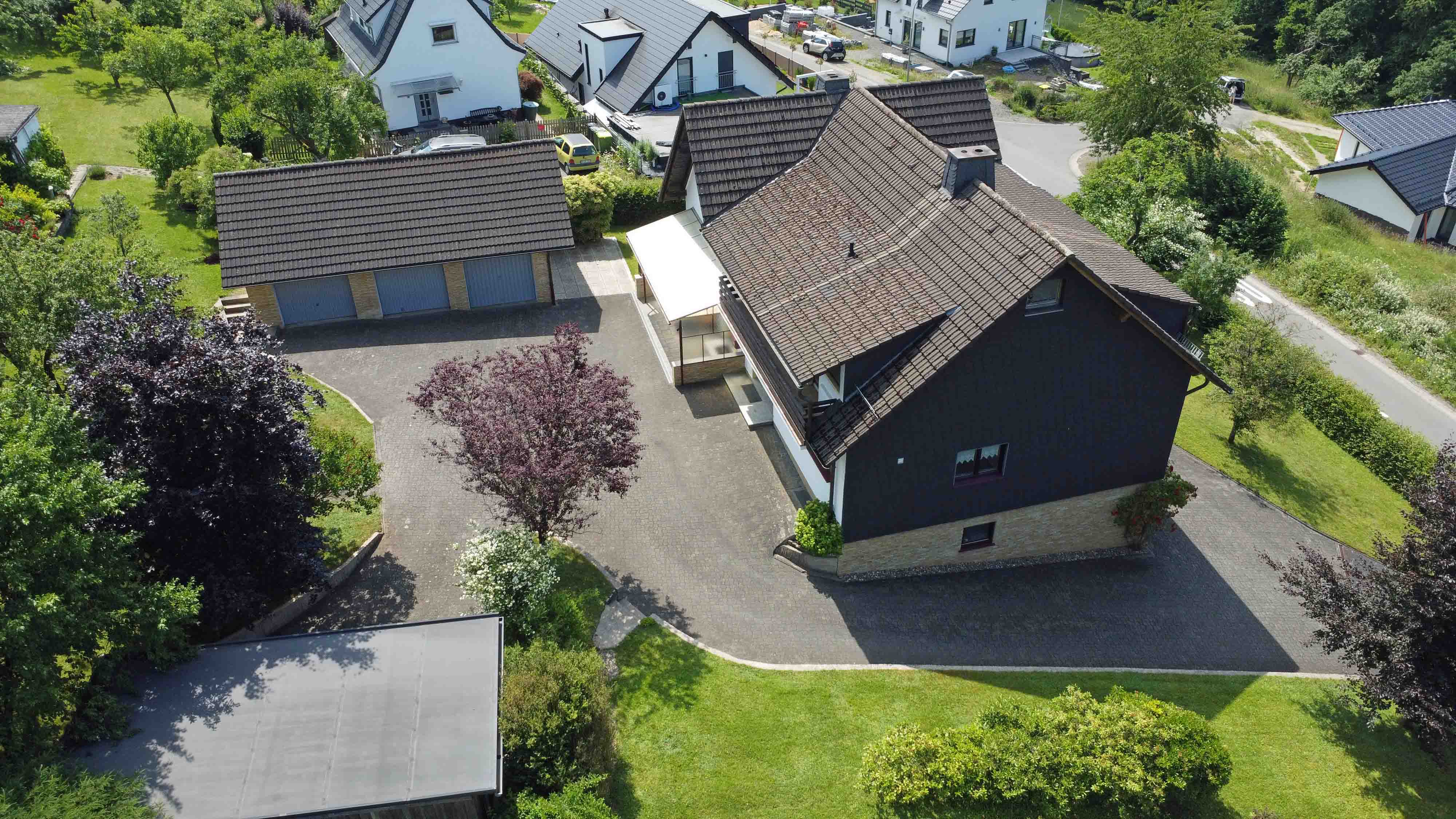 Reichshof-Denklingen: Zweifamilienhaus mit 4 Garagen und Carport, 1.382 m² Grst. mit geplastertem Hof u Zufahrt...
