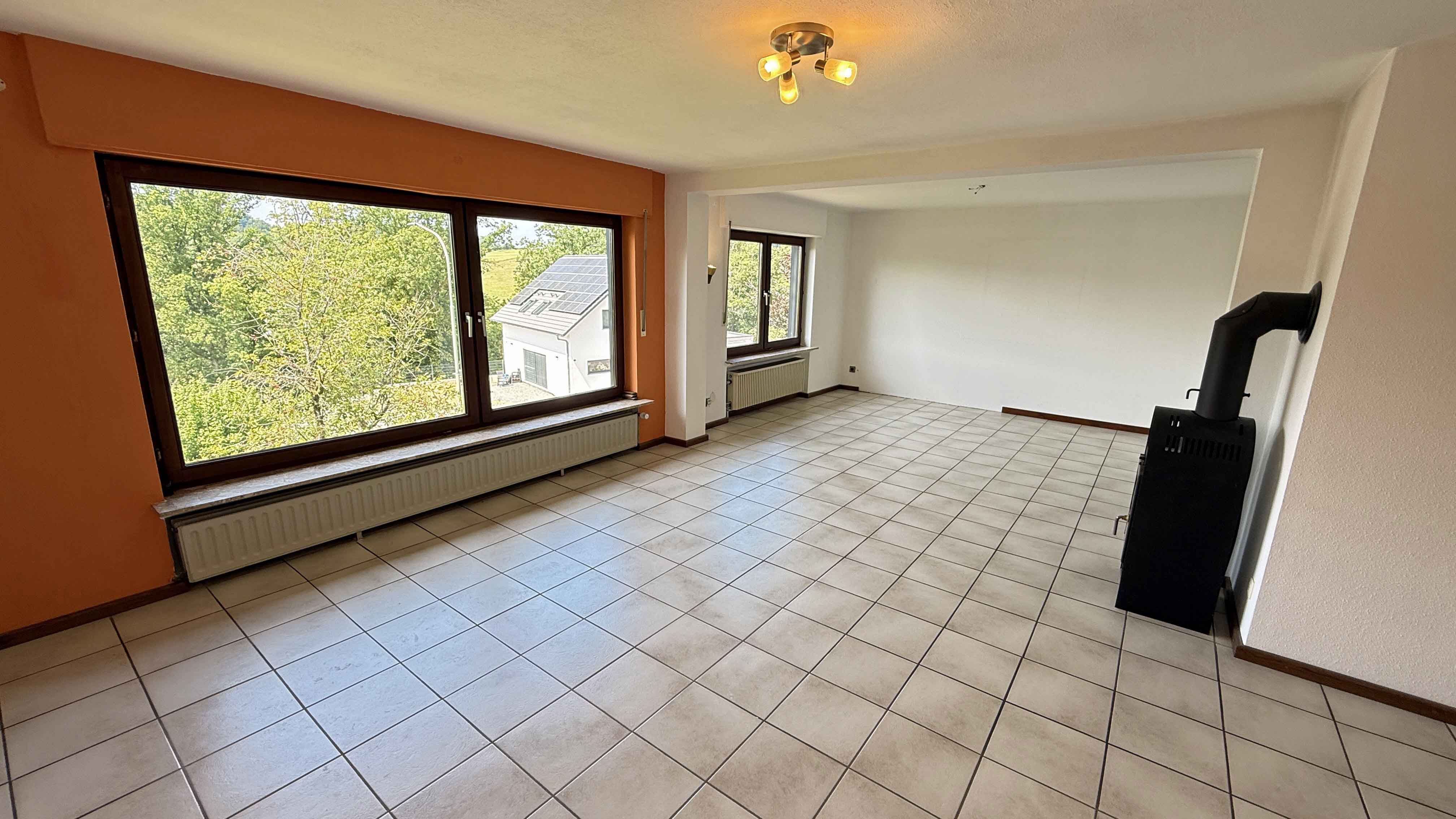 Reichshof-Denklingen: Zweifamilienhaus mit 4 Garagen und Carport, Haus I: 123 m² Wfl. (hier: Wohn./ Essz. 33,5 m²)
