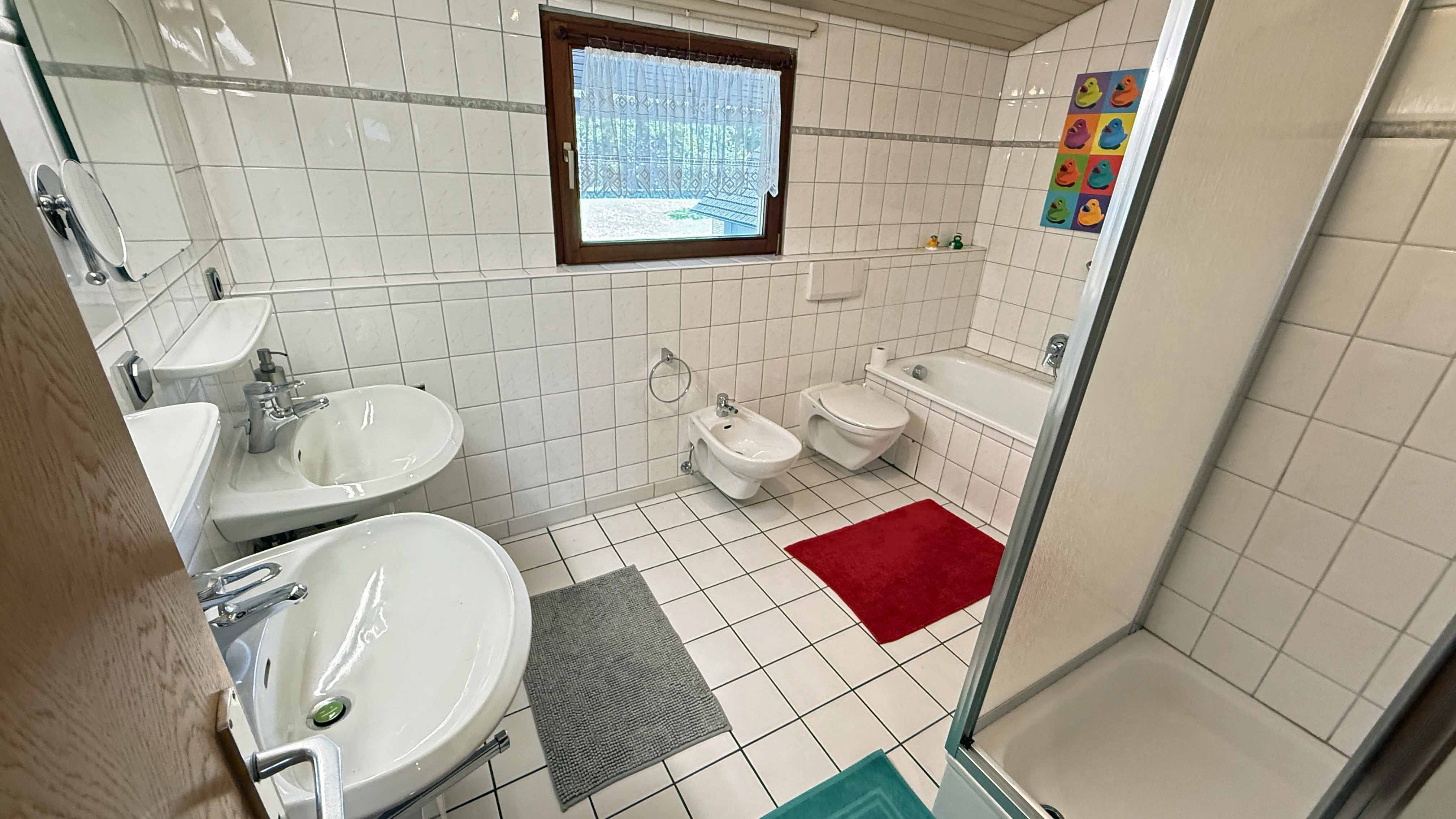 Reichshof-Denklingen: Zweifamilienhaus mit 4 Garagen und Carport, Haus I, OG : 3 Schlafzimmer u. dieses Bad