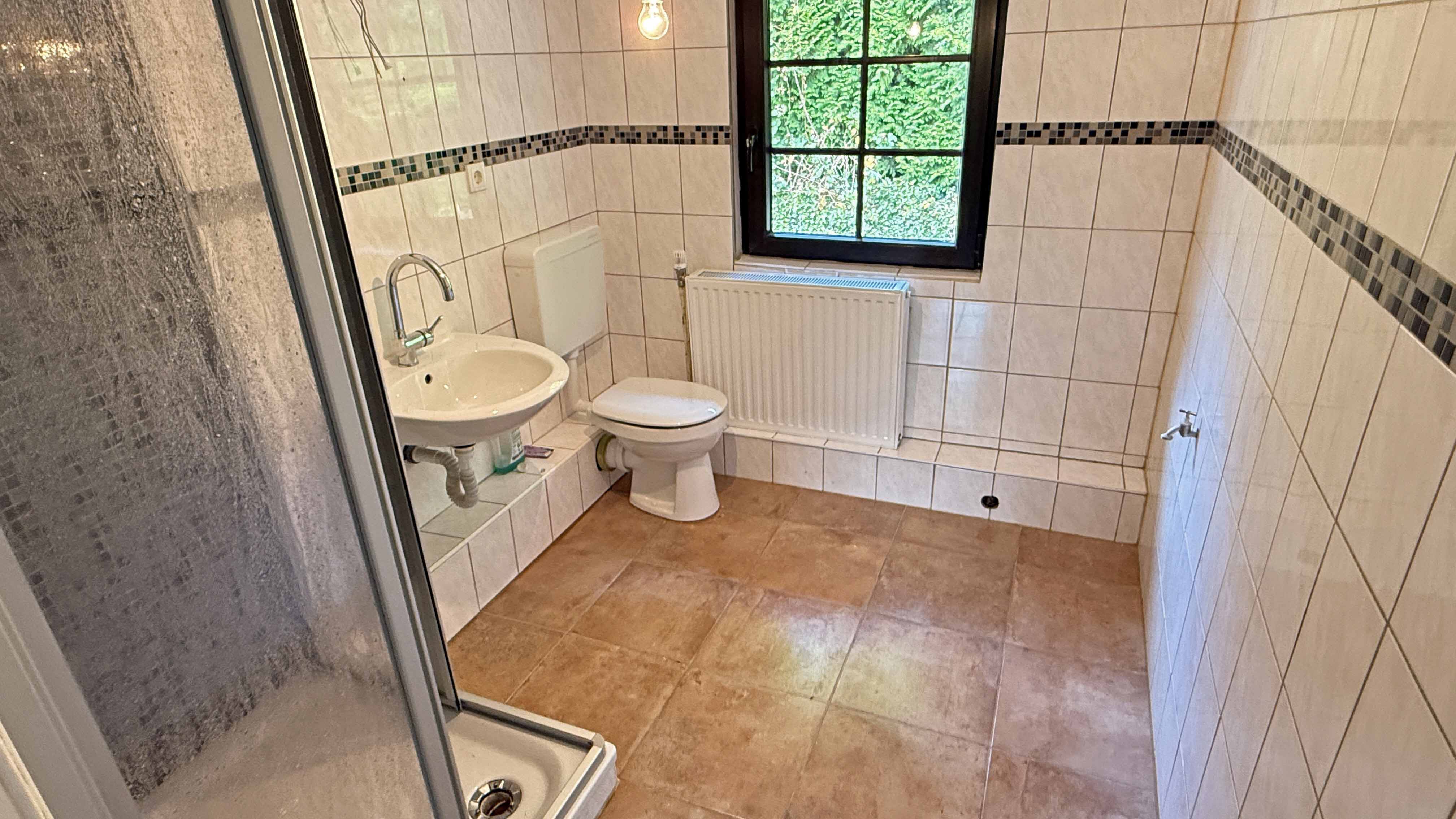 Windeck-Herchen: Komplett renoviert, bezugsfertig, ...Duschbad/ WC 