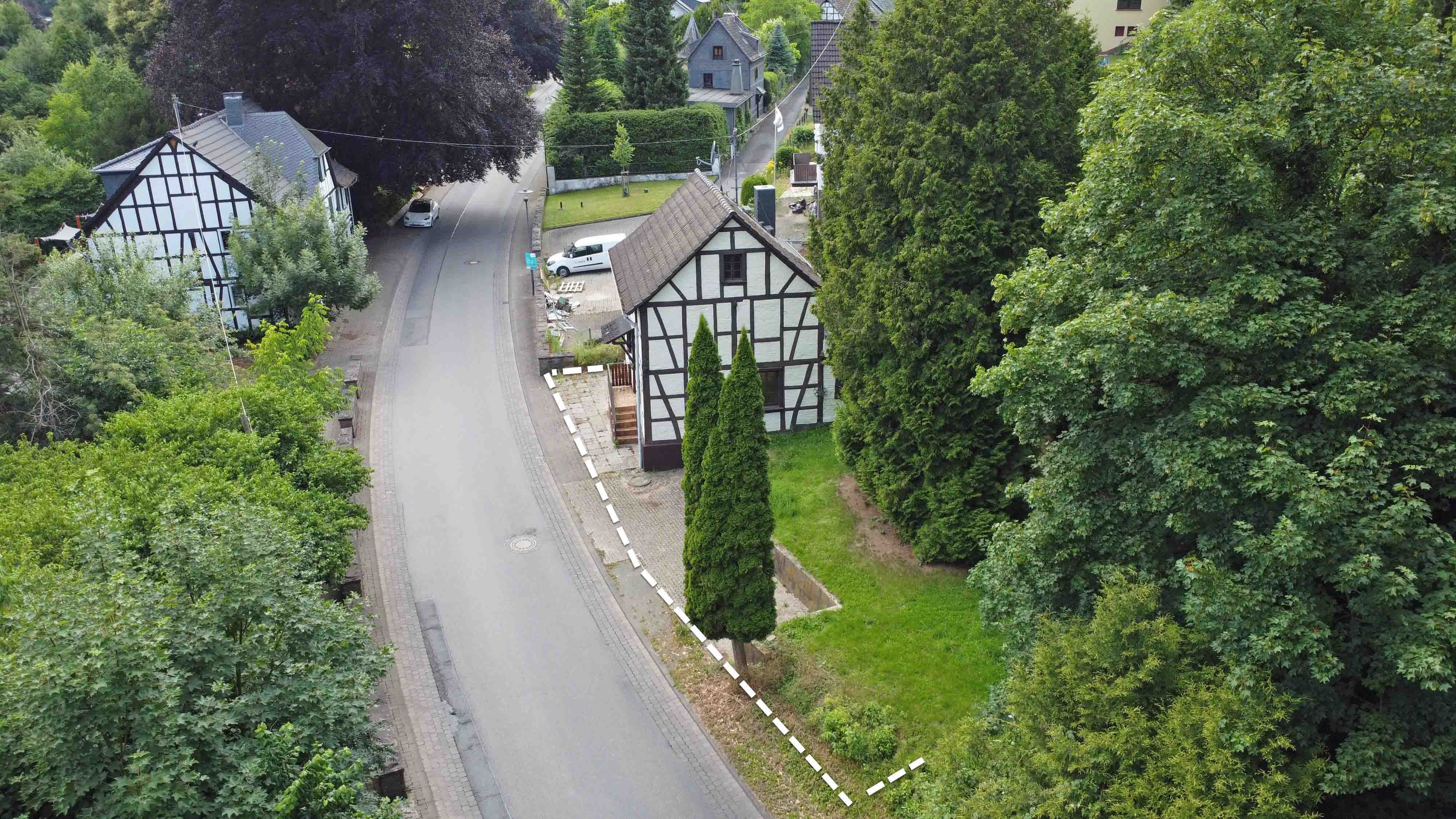 Windeck-Herchen: Komplett renoviert, bezugsfertig, Ortsrandlage in Windeck-Herchen