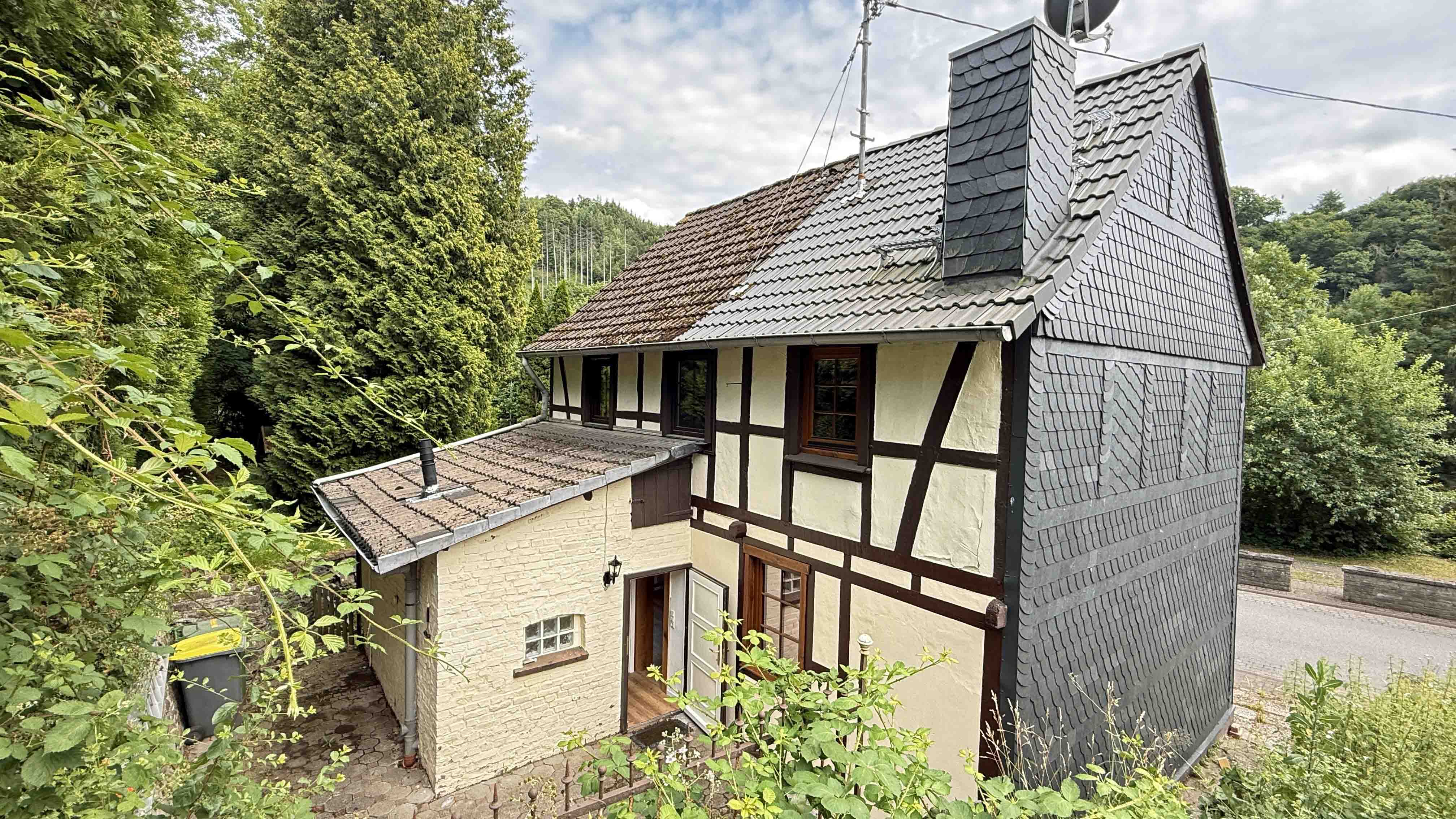 Windeck-Herchen: Komplett renoviert, bezugsfertig, Rückseite mit Anbau (Küche/ WC) und Innenhof 