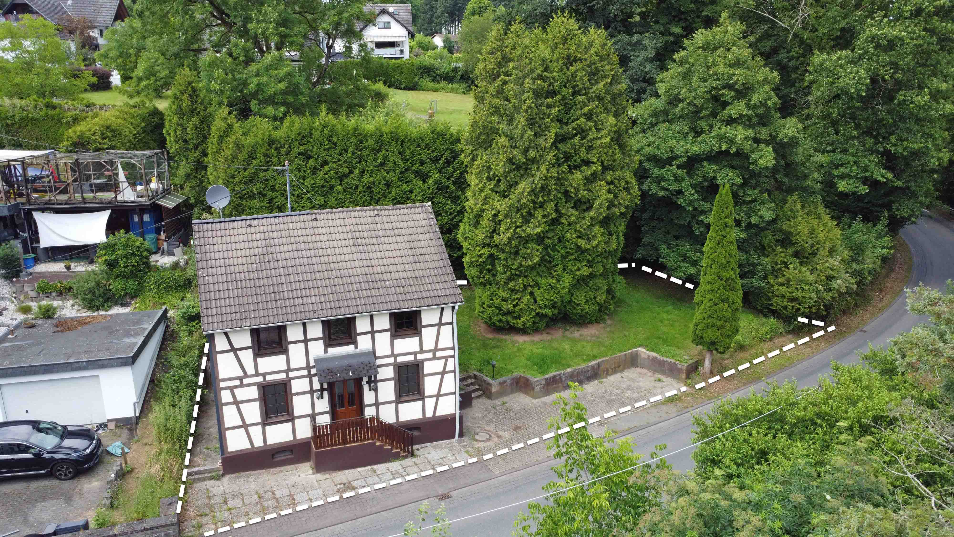 Windeck-Herchen: Komplett renoviert, bezugsfertig, 361 m² großes, ebenes Grundstück...