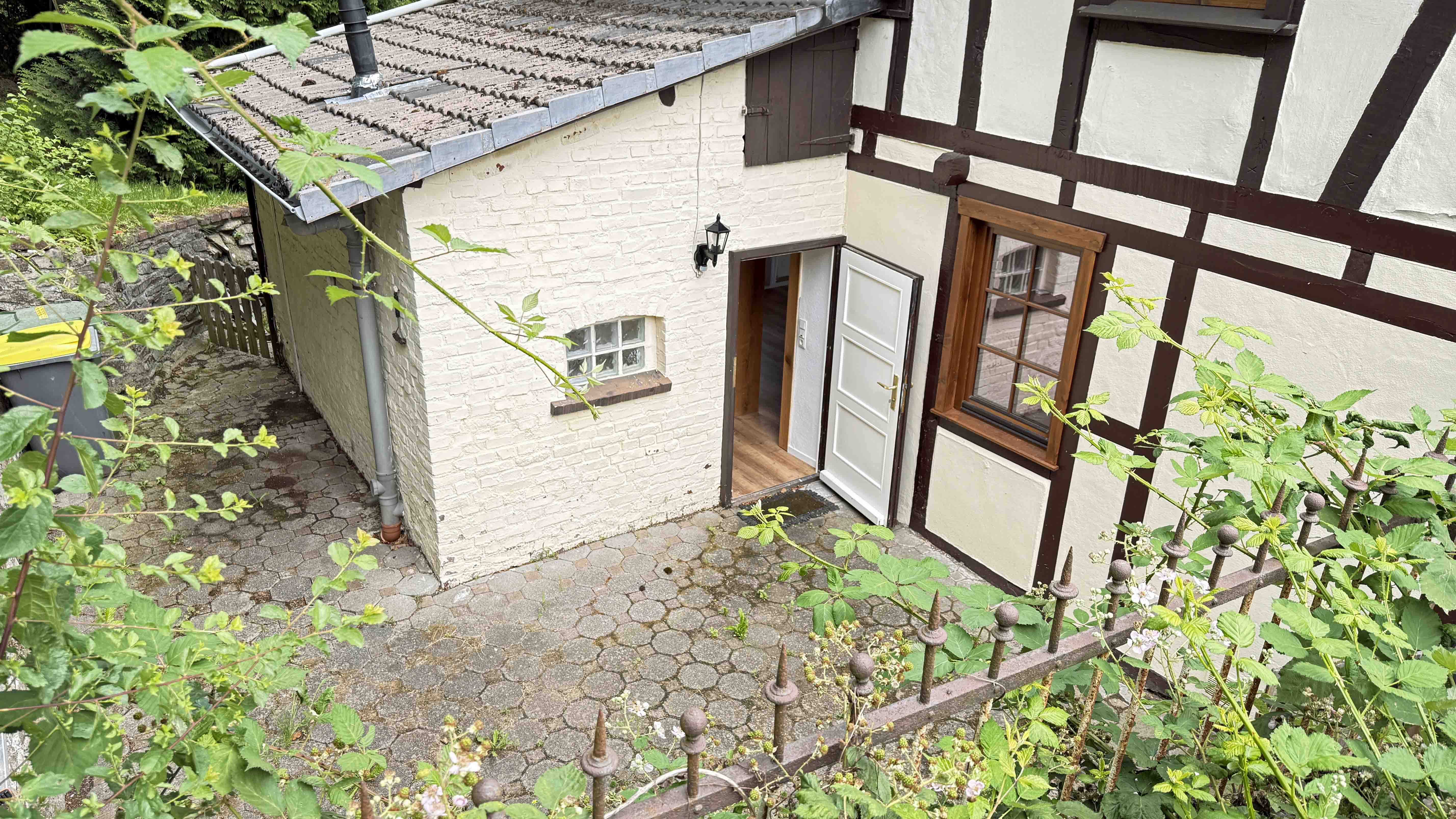 Windeck-Herchen: Komplett renoviert, bezugsfertig, ...mit direkt aus der Küche begehbaren Terrasse 