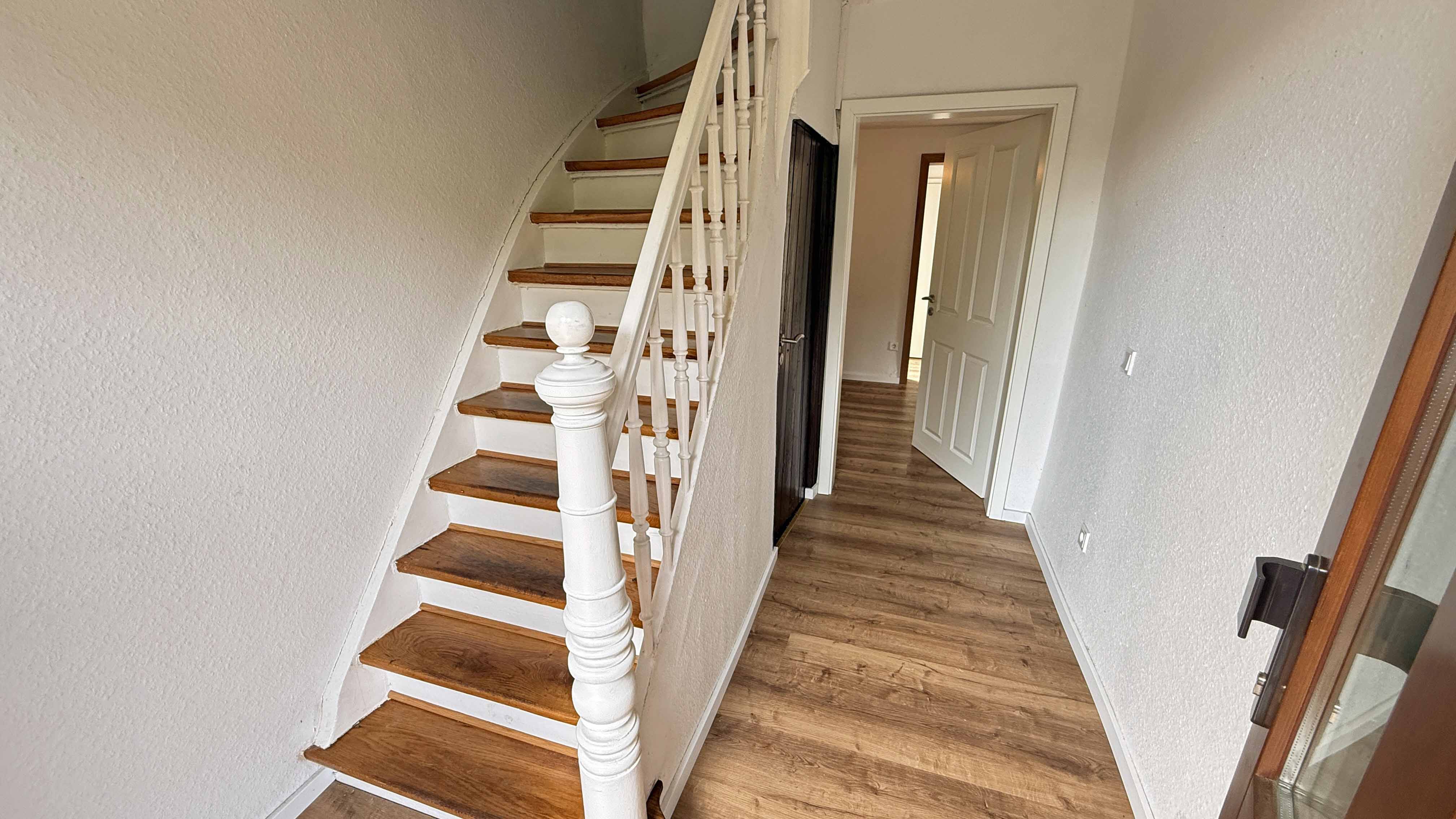 Windeck-Herchen: Komplett renoviert, bezugsfertig, ...und aufgearbeiteter, alter Holztreppe