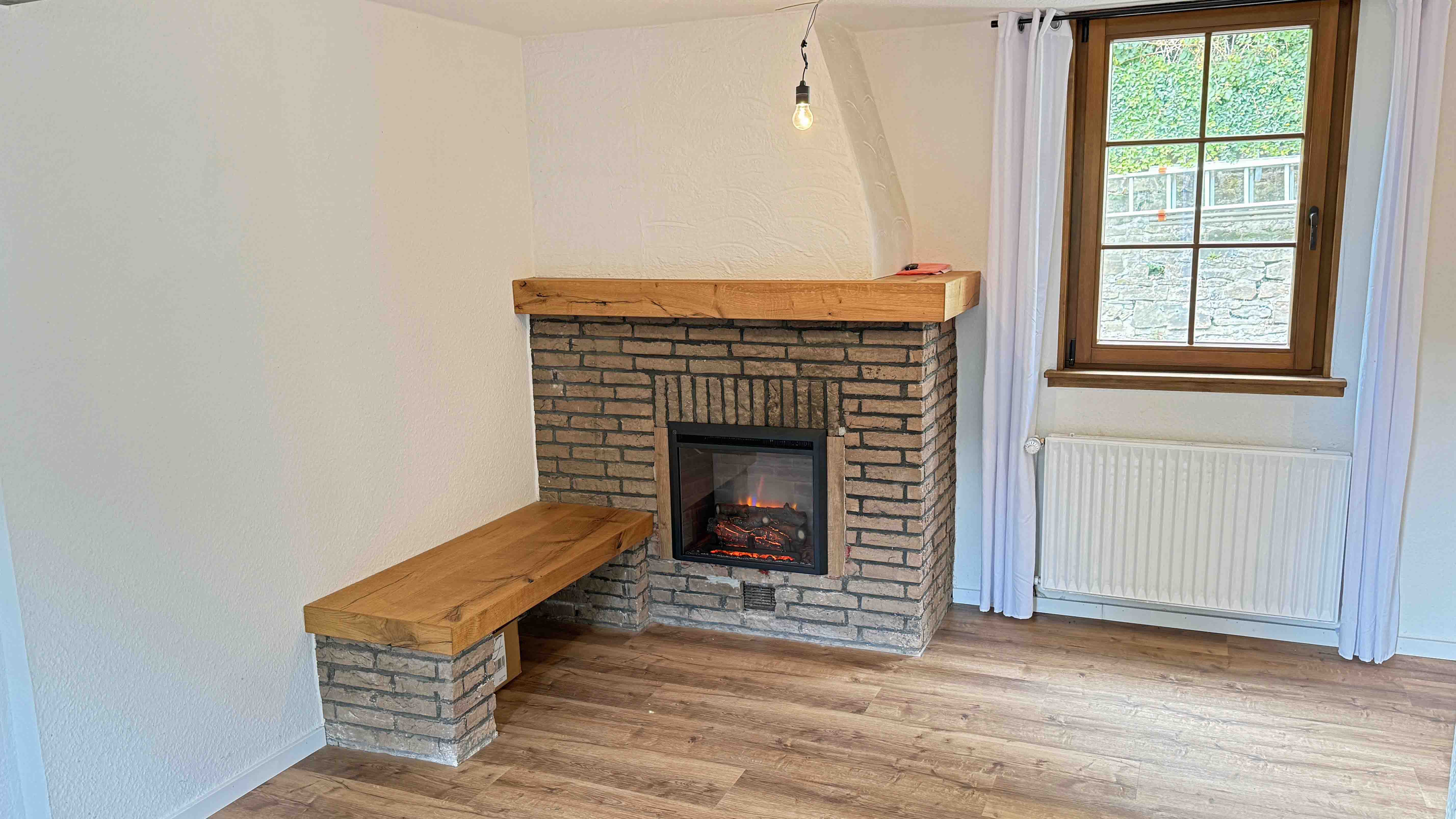 Windeck-Herchen: Komplett renoviert, bezugsfertig, ...gemütlichem Kaminplatz (elektr. m. Heizfunktion)