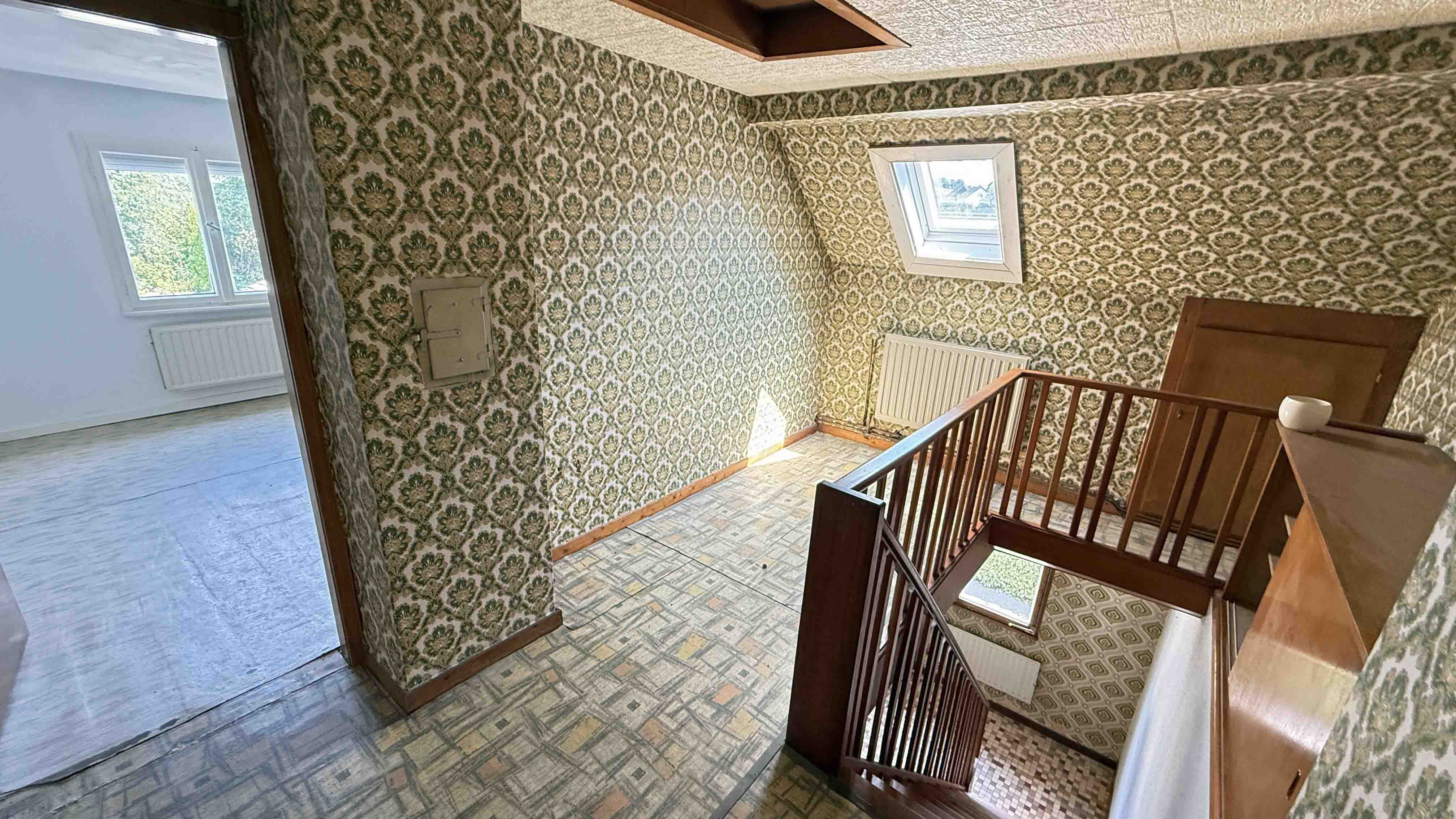 Reichshof-Wildberg: preiswert wohnen / Wohnhaus mit Doppelgarage, Dachgeschoss mit zwei Zimmern: