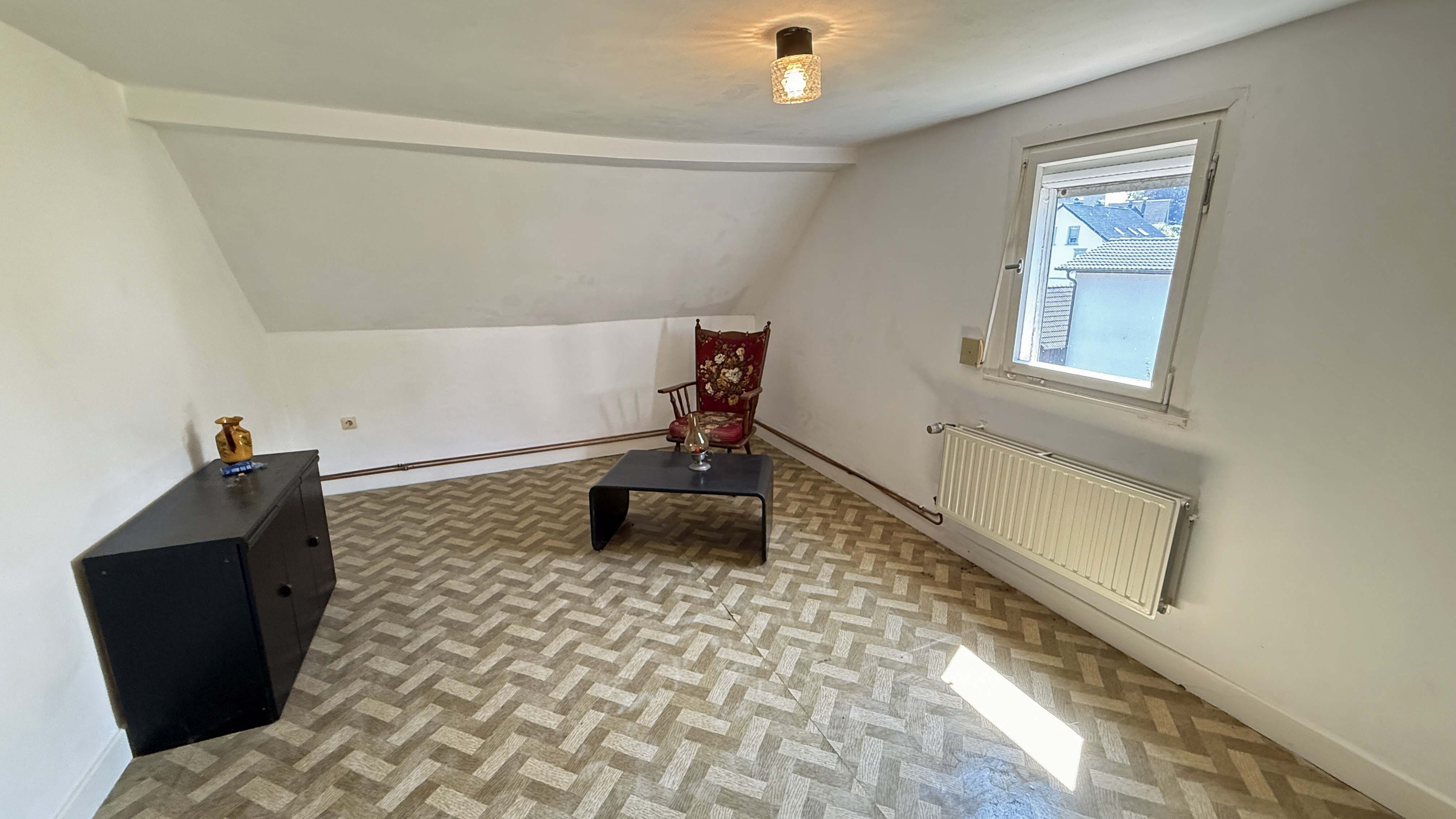 Reichshof-Wildberg: preiswert wohnen / Wohnhaus mit Doppelgarage, Zimmer II/DG (14,8 m²/Grundfl. 19 m²)