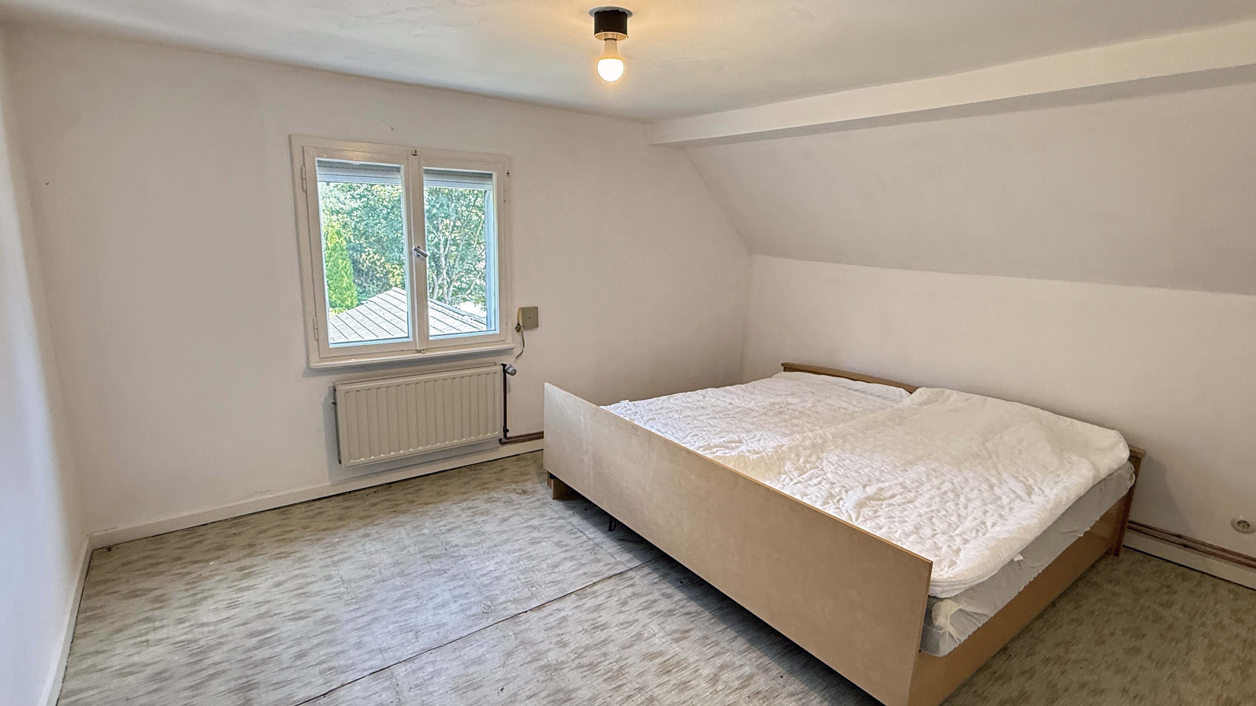 Reichshof-Wildberg: preiswert wohnen / Wohnhaus mit Doppelgarage, Zimmer I/DG (12,5 m²/ Grundfl. 14,3 m²)