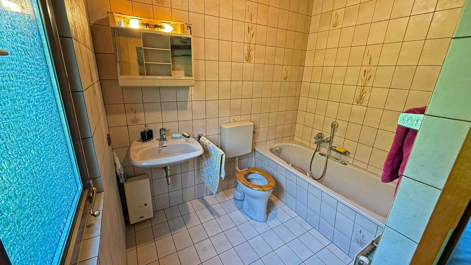 Reichshof-Wildberg: preiswert wohnen / Wohnhaus mit Doppelgarage, Bad (5,4 m²) mit Wanne und Dusche (n.i.Bild)