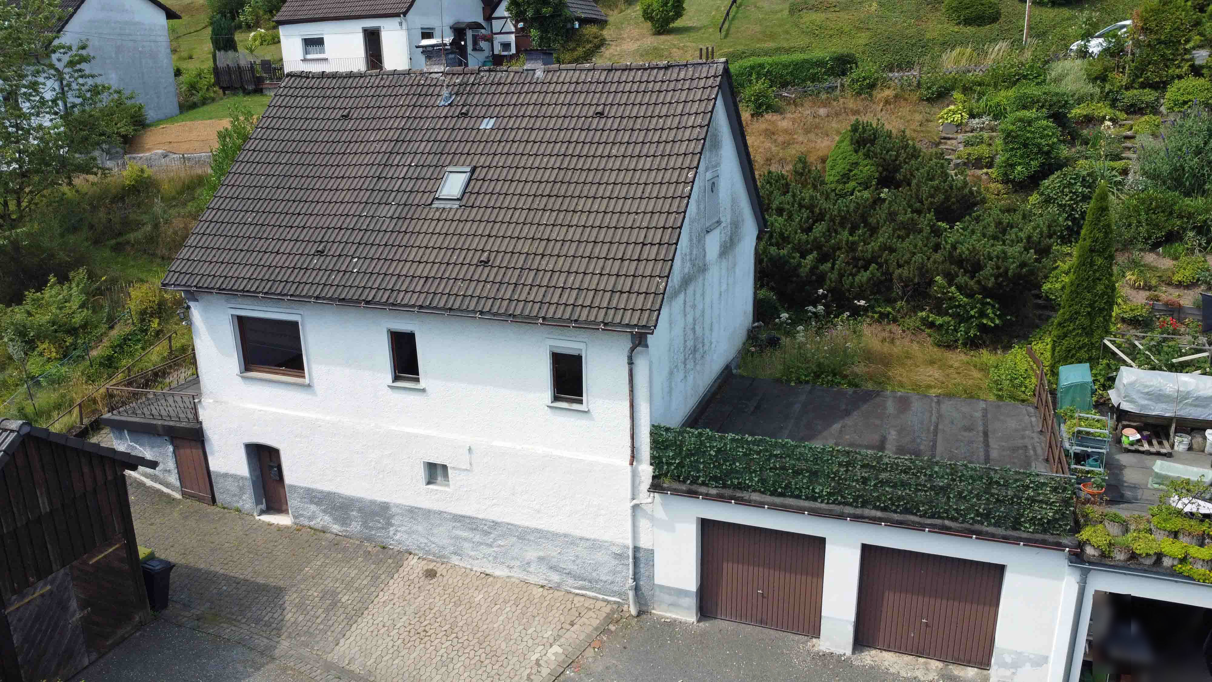 Reichshof-Wildberg: preiswert wohnen / Wohnhaus mit Doppelgarage, Wohnhaus mit Doppelgarage für 129.000 €