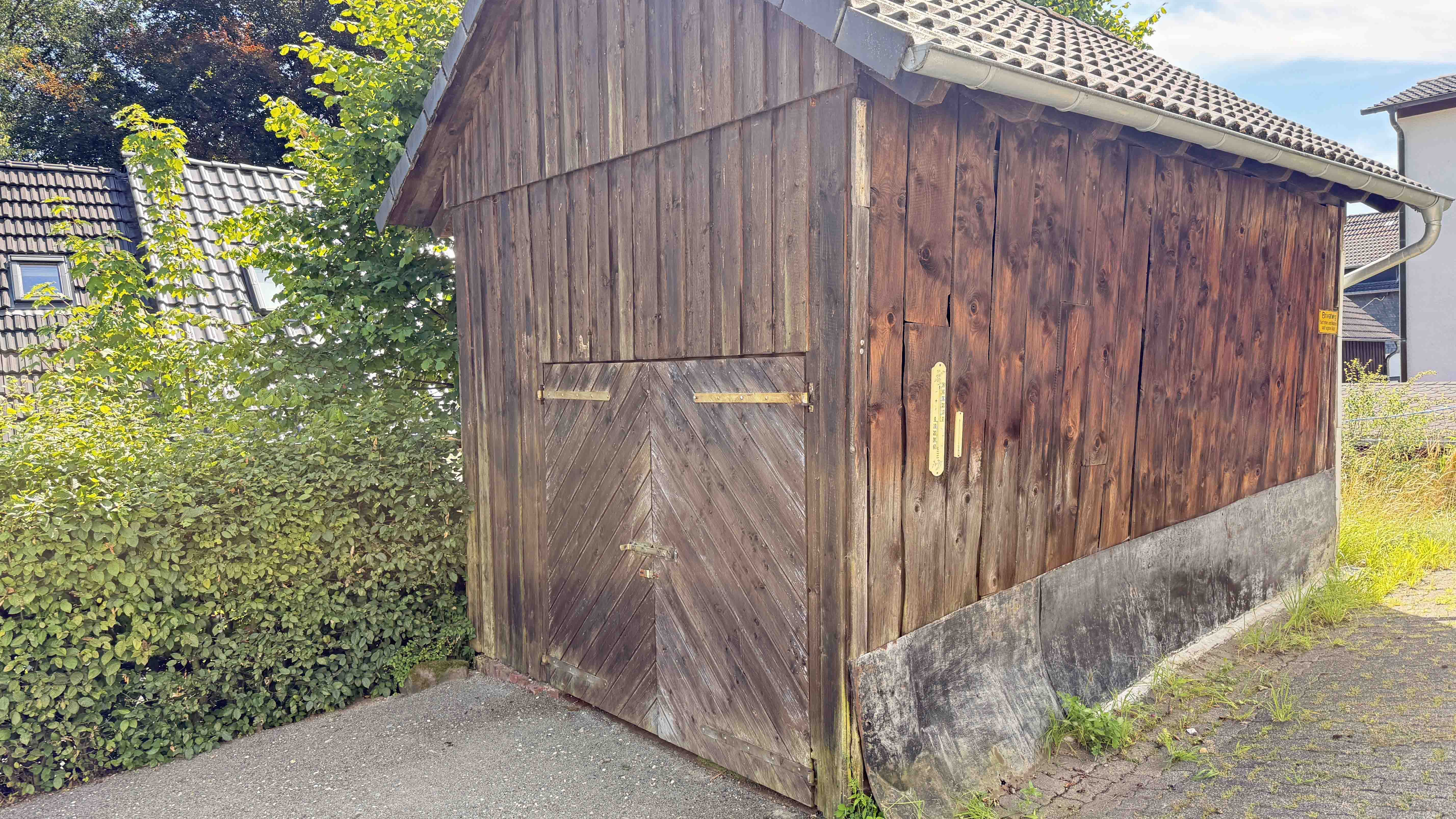 Reichshof-Wildberg: preiswert wohnen / Wohnhaus mit Doppelgarage, ...der kleinen Scheune (3 x 5,50 m) 