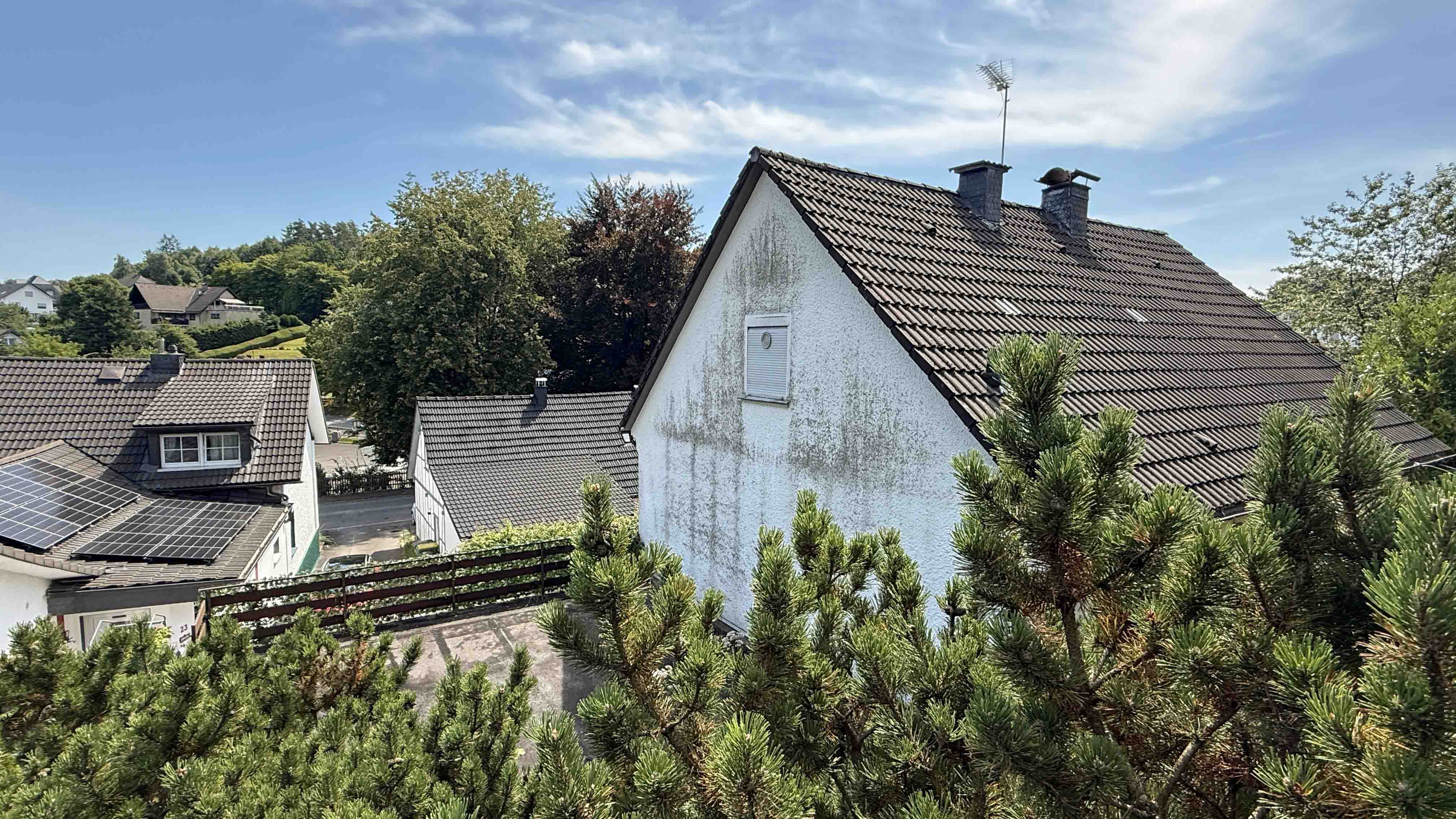 Reichshof-Wildberg: preiswert wohnen / Wohnhaus mit Doppelgarage, Rück-/Westseite 