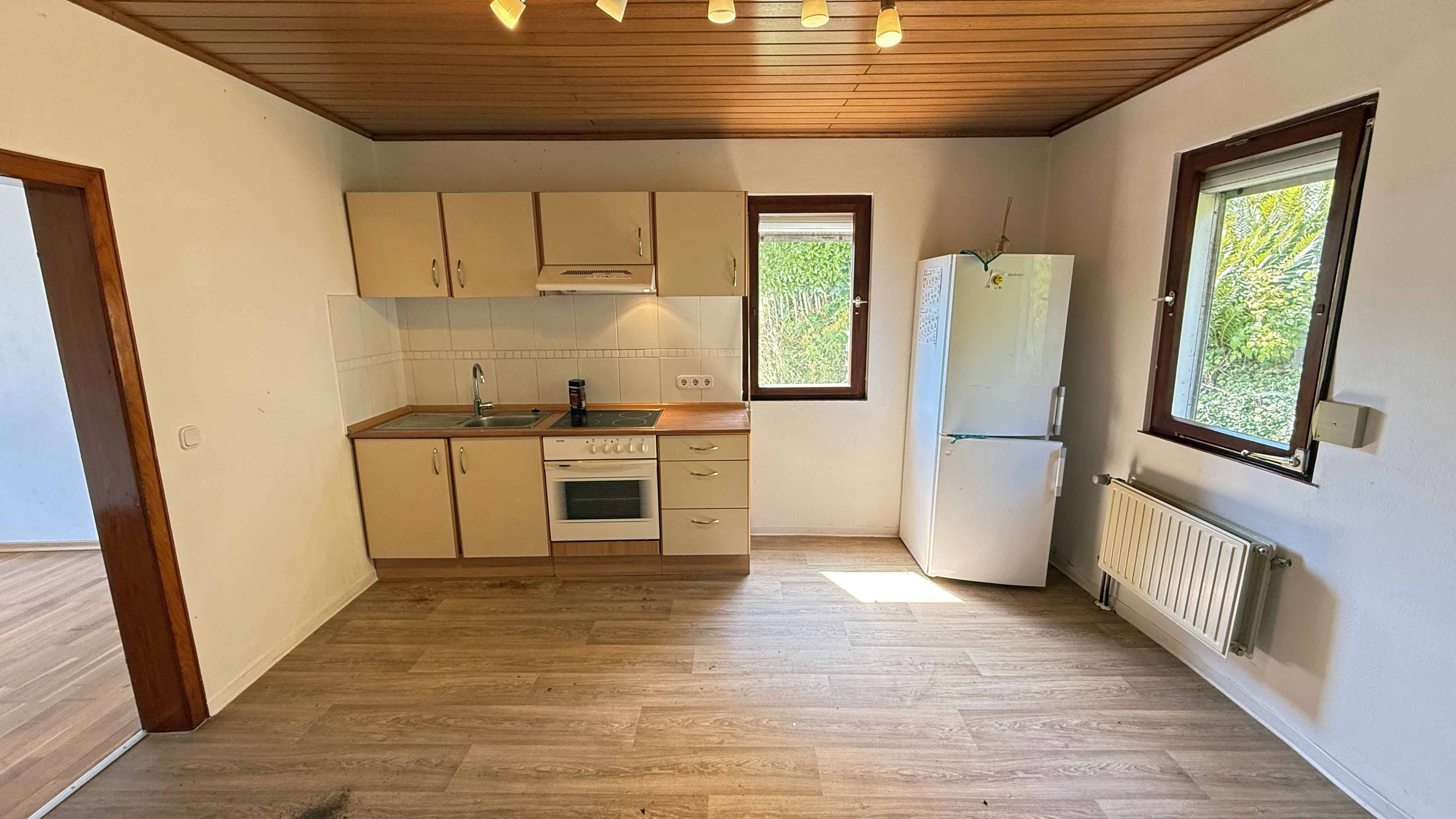 Reichshof-Wildberg: preiswert wohnen / Wohnhaus mit Doppelgarage, Wohnküche (13 m² ). Küchenzeile im KP enthalten
