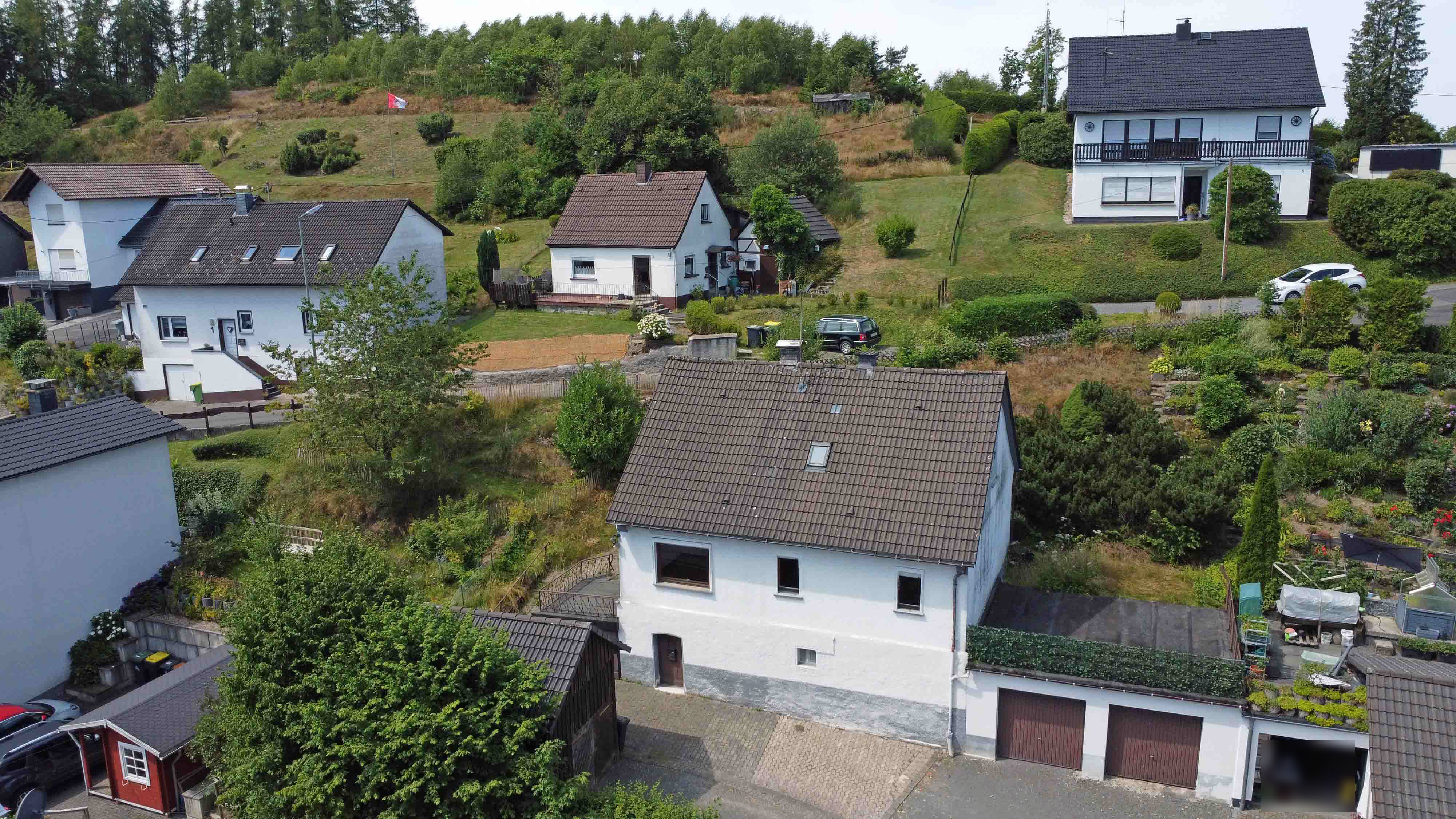 Reichshof-Wildberg: preiswert wohnen / Wohnhaus mit Doppelgarage, Front-/Hof-/Ostseite