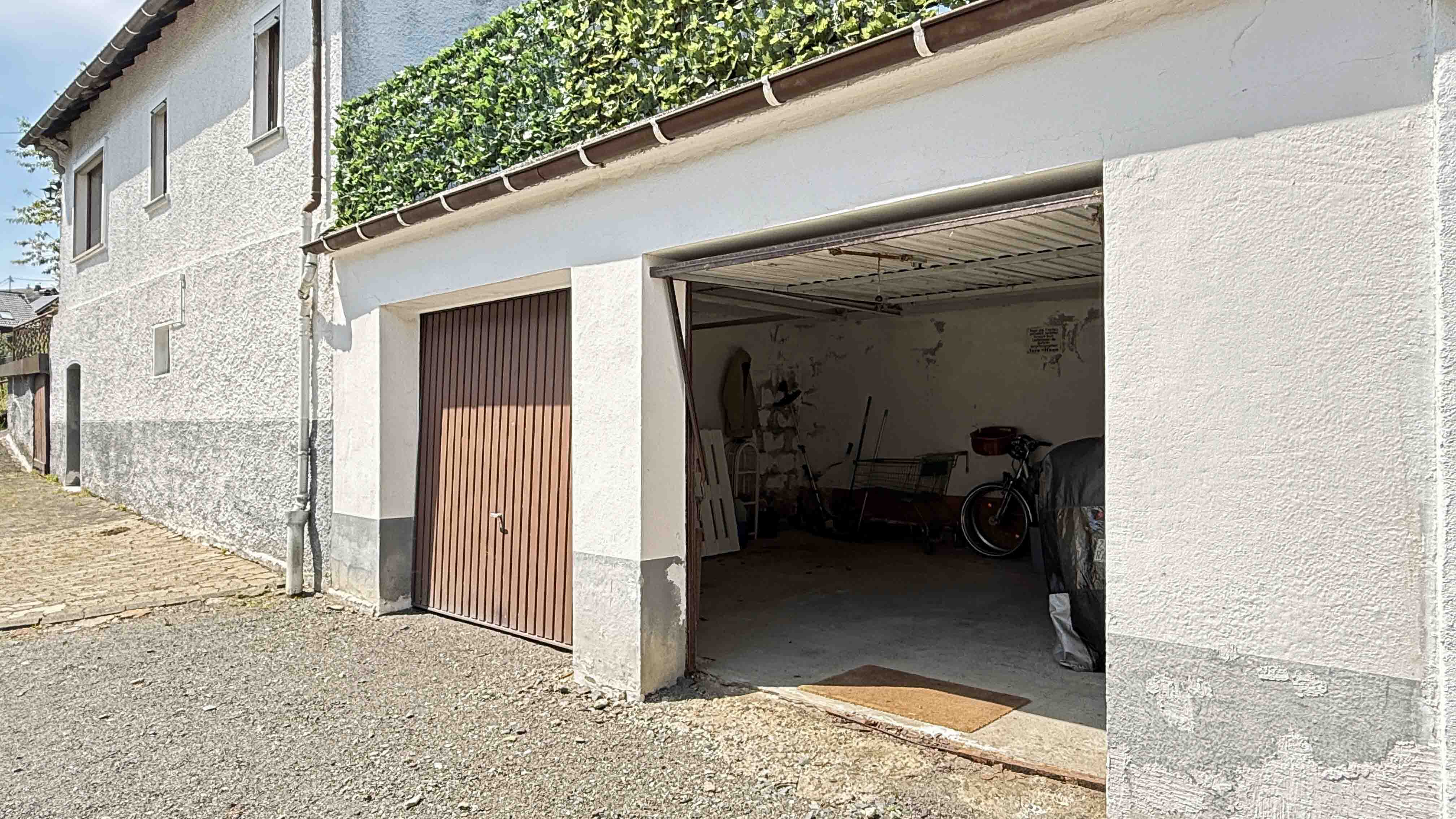 Reichshof-Wildberg: preiswert wohnen / Wohnhaus mit Doppelgarage, Doppelgarage als 30 m² großer Raum mit Tür zum KG