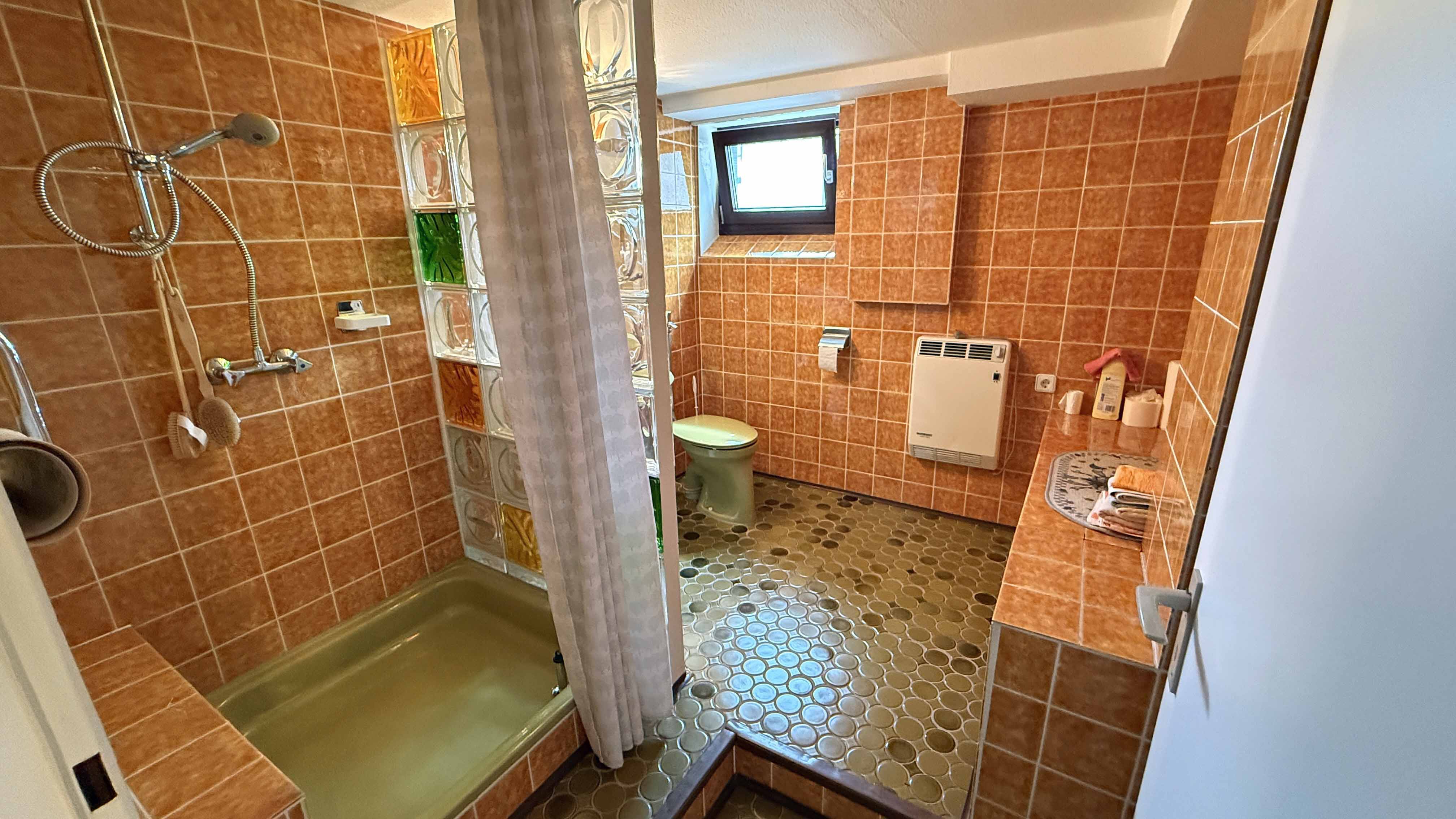 Morsbach-Katzenbach: Gepflegter Bungalow mit großem Garten, Duschbad im UG (6,4 m²)