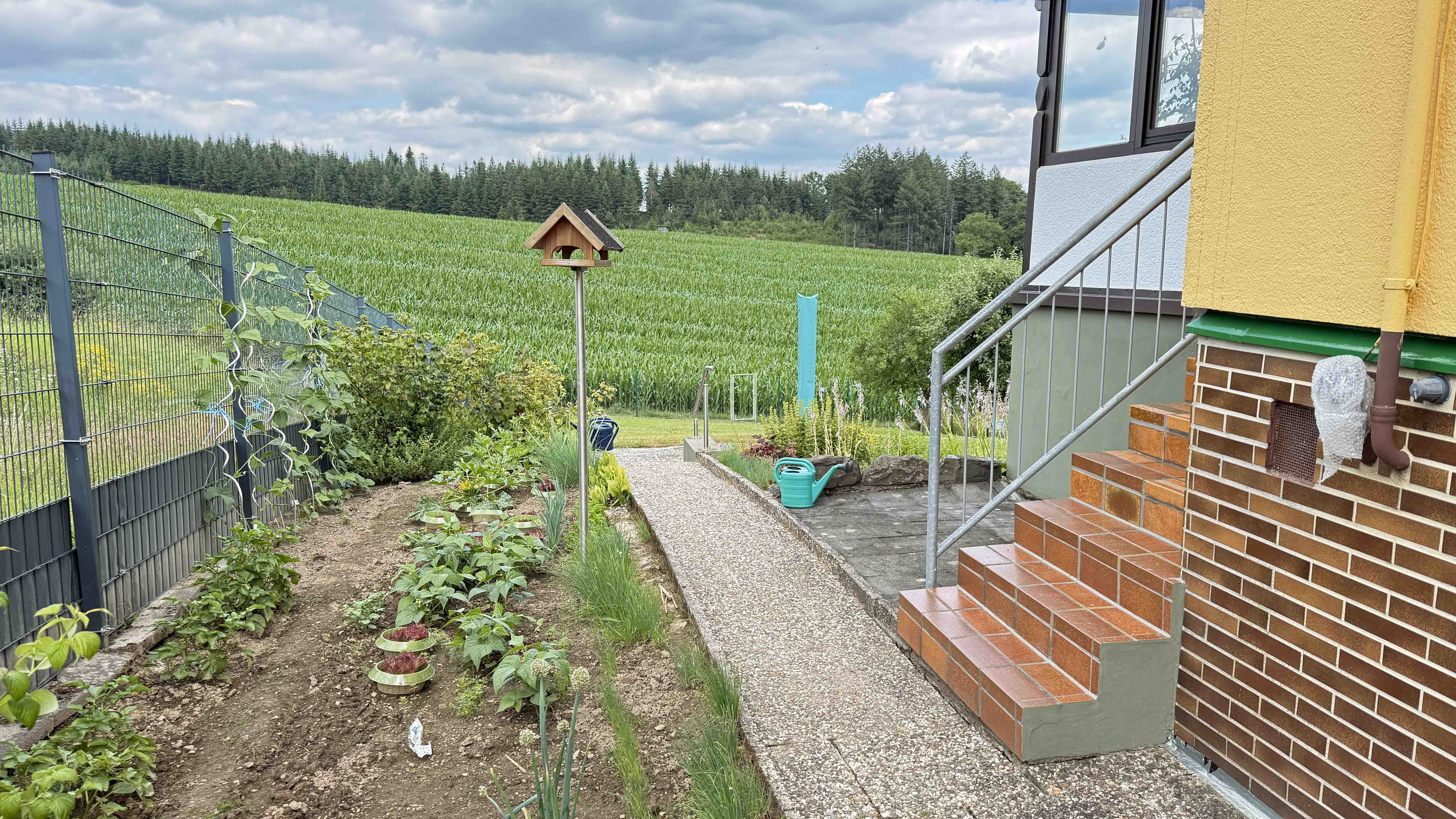 Morsbach-Katzenbach: Gepflegter Bungalow mit großem Garten, 959 m² großes Grundstück ist komplett eingezäunt