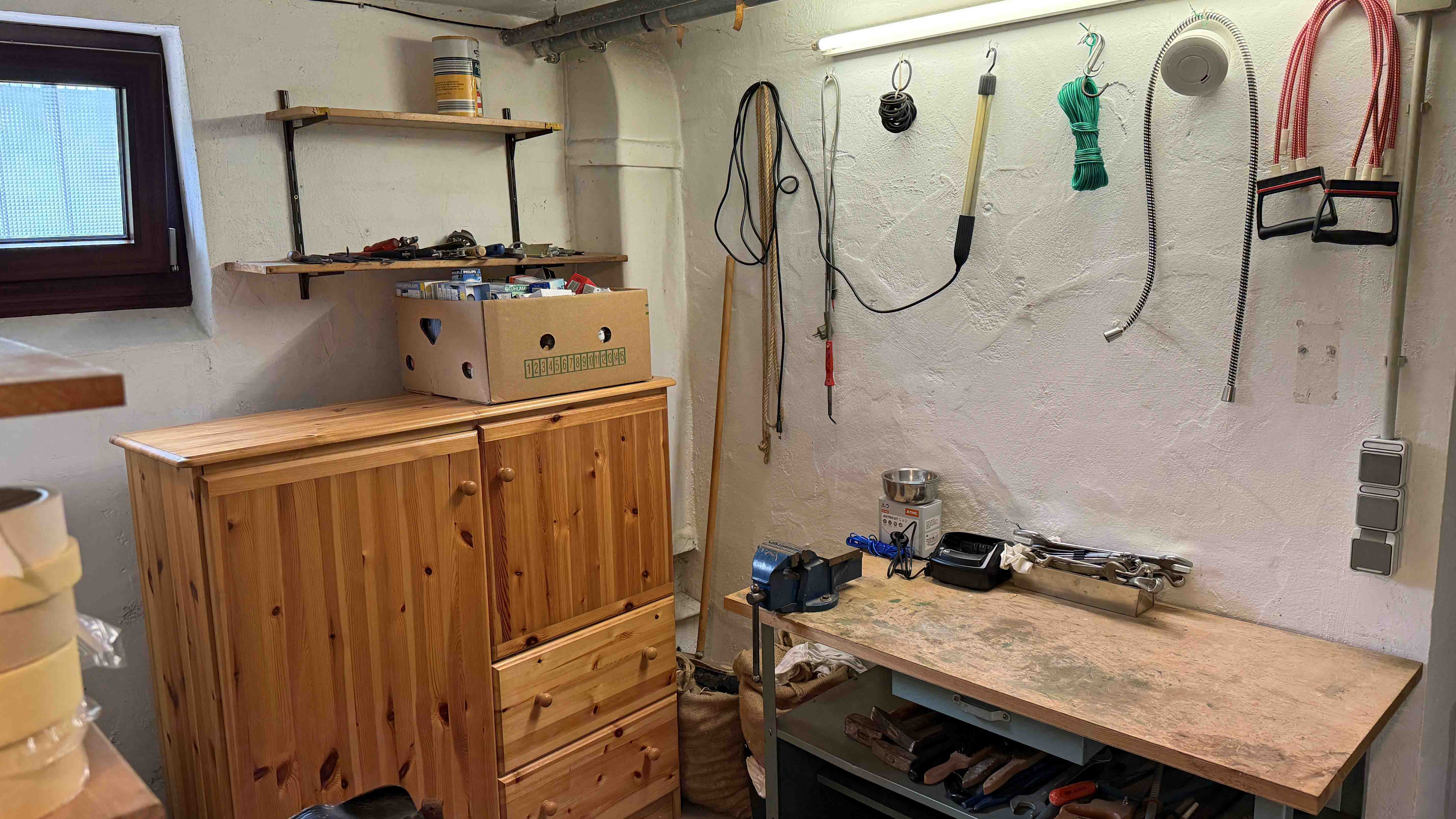 Morsbach-Katzenbach: Gepflegter Bungalow mit großem Garten, Kellerräume: Wasch- Vorrats- Heiz- u. Hobbykeller