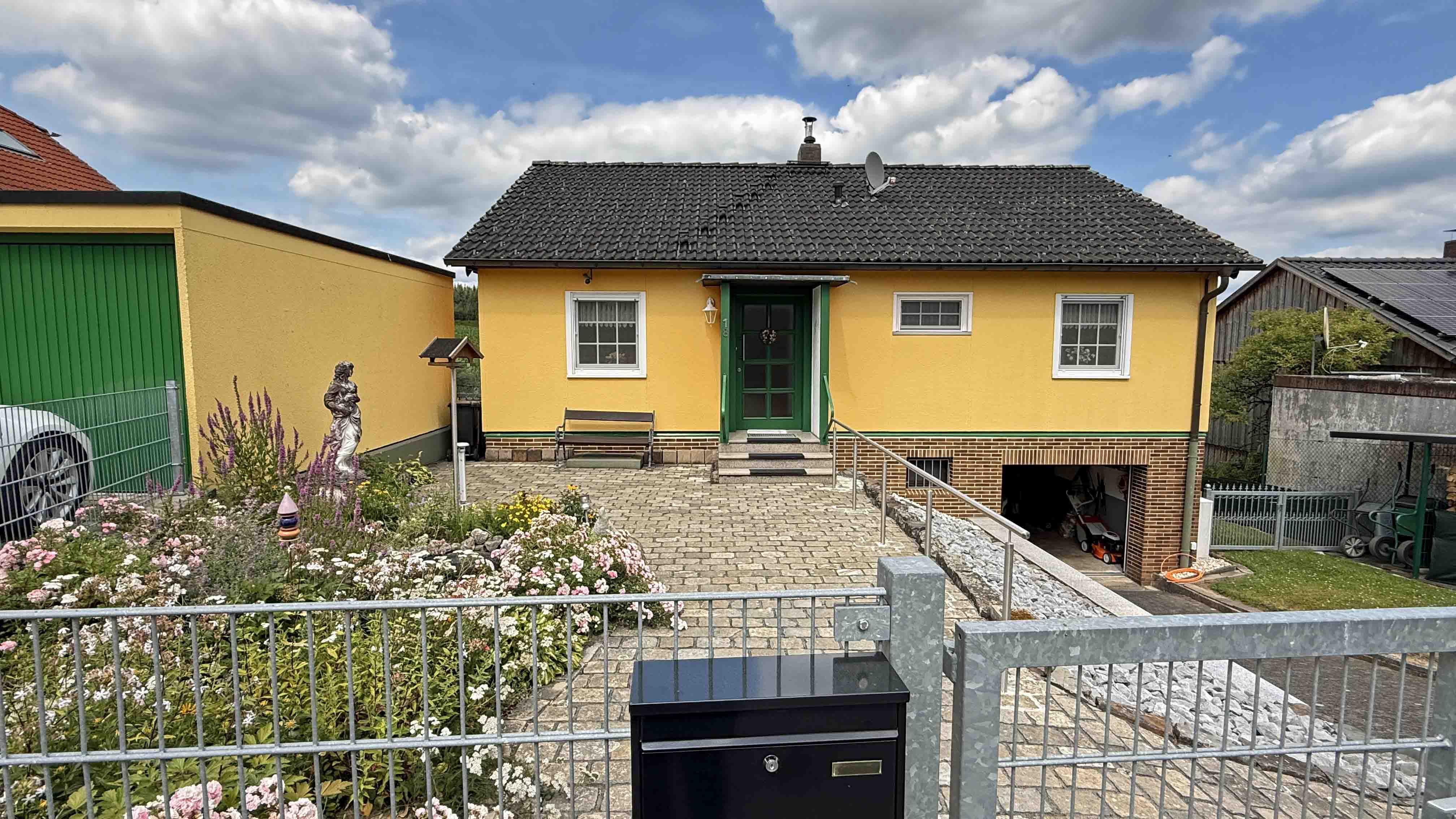 Morsbach-Katzenbach: Gepflegter Bungalow mit großem Garten, Frontseite mit Garage (-im und neben dem Haus)