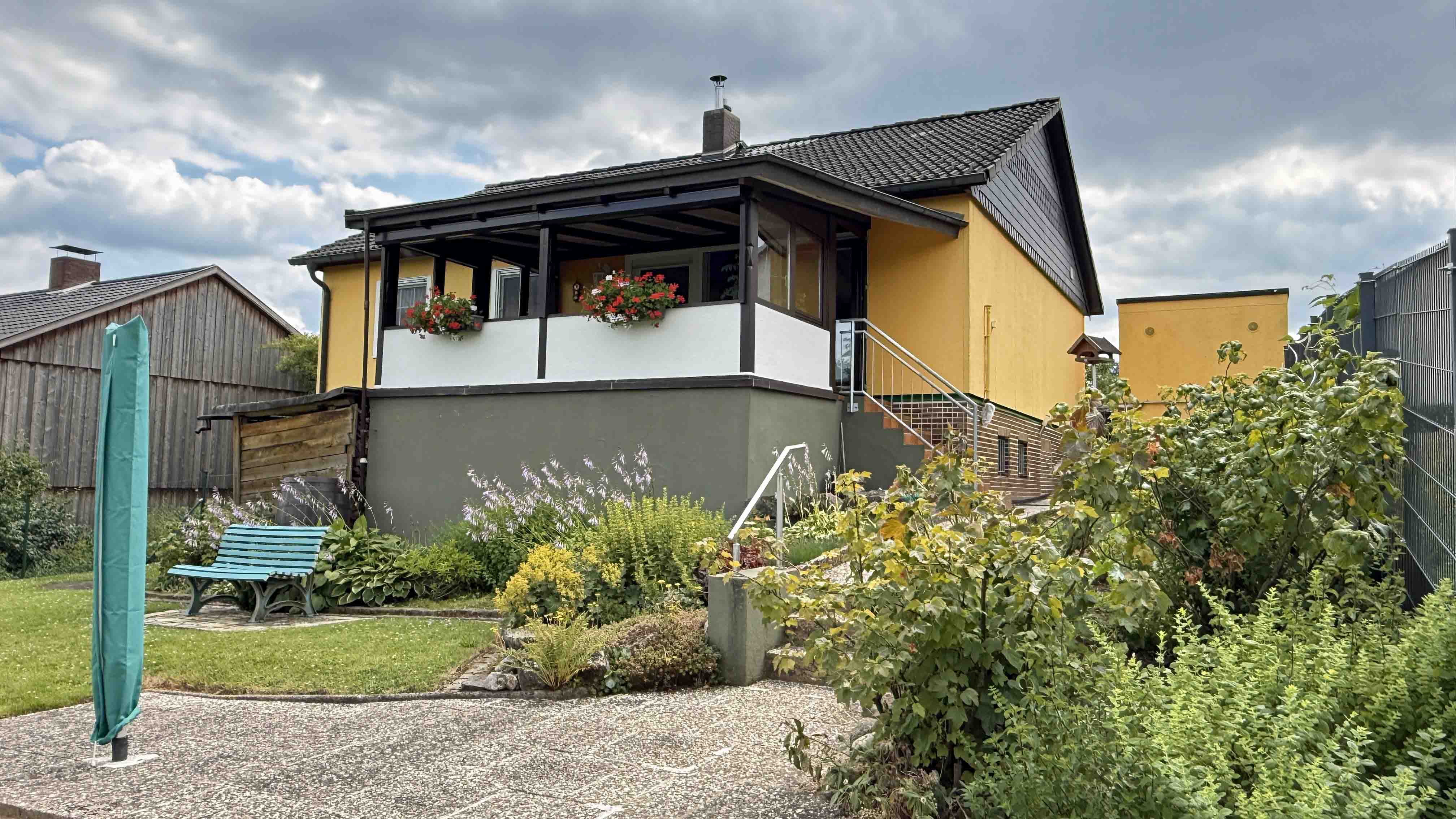 Morsbach-Katzenbach: Gepflegter Bungalow mit großem Garten, 98 m² Wohnfl. im EG;  Gästezim./ Bad im UG