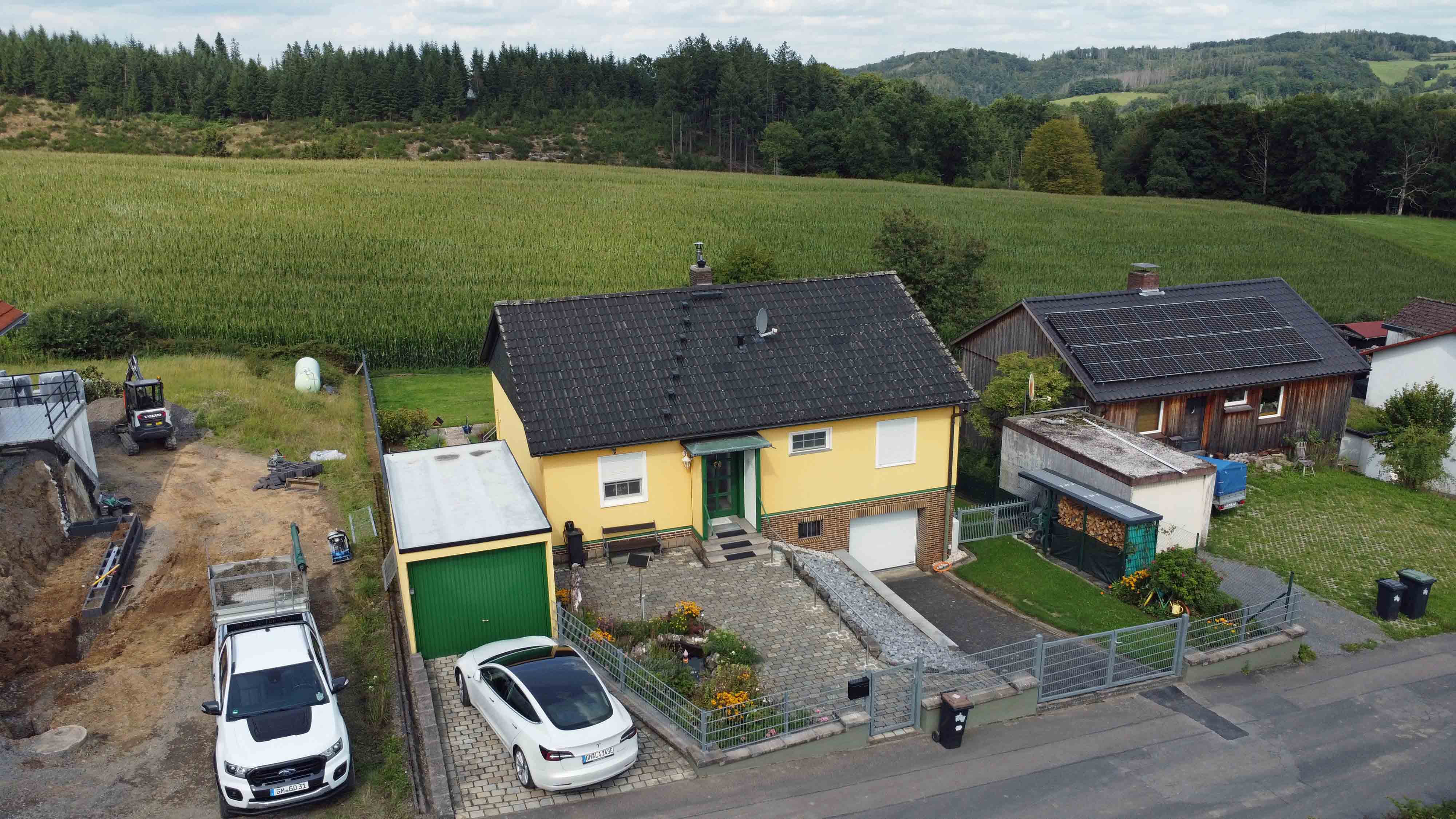 Morsbach-Katzenbach: Gepflegter Bungalow mit großem Garten, Frontansicht. Hinten grenzt nur noch das Maisfeld